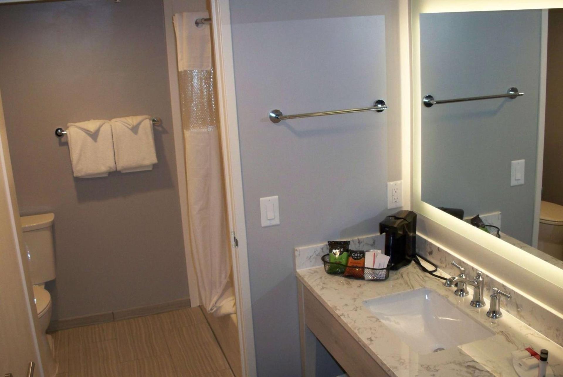 Ramada by Wyndham Burbank Airport photo 9