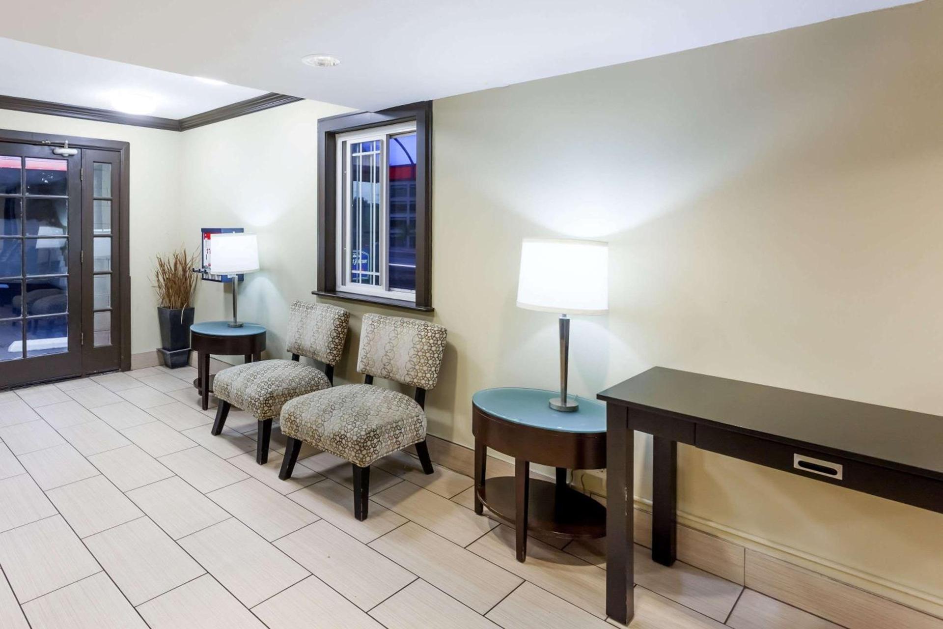 Howard Johnson by Wyndham San Diego Hotel Circle photo 3