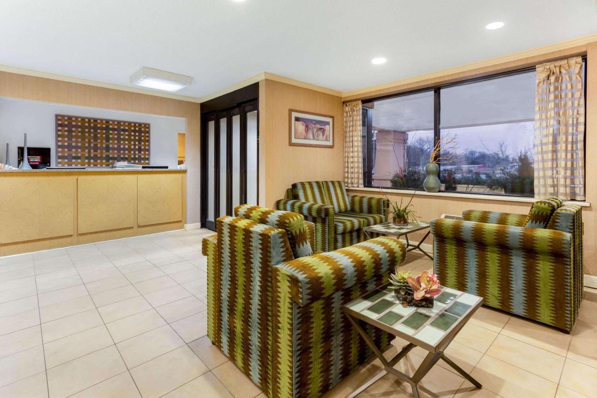 La Quinta Inn by Wyndham Chicago Willowbrook photo 14