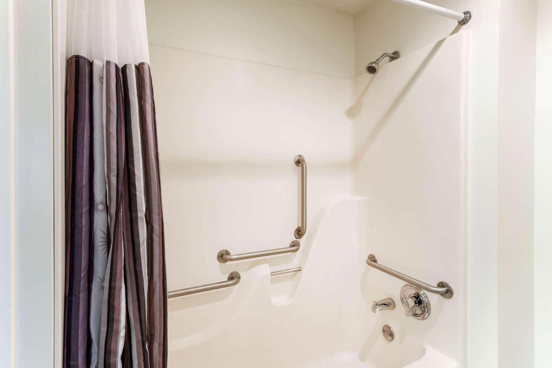 La Quinta Inn by Wyndham Chicago Willowbrook photo 6