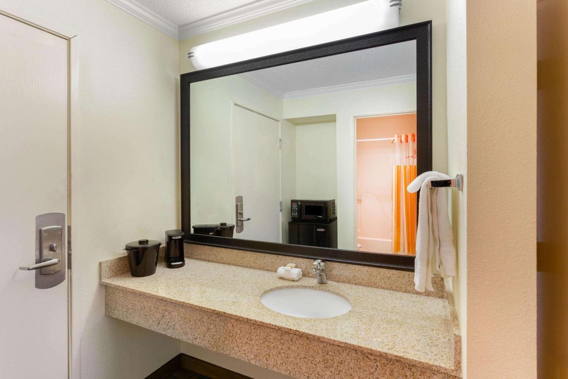 La Quinta Inn by Wyndham Chicago Willowbrook photo 37