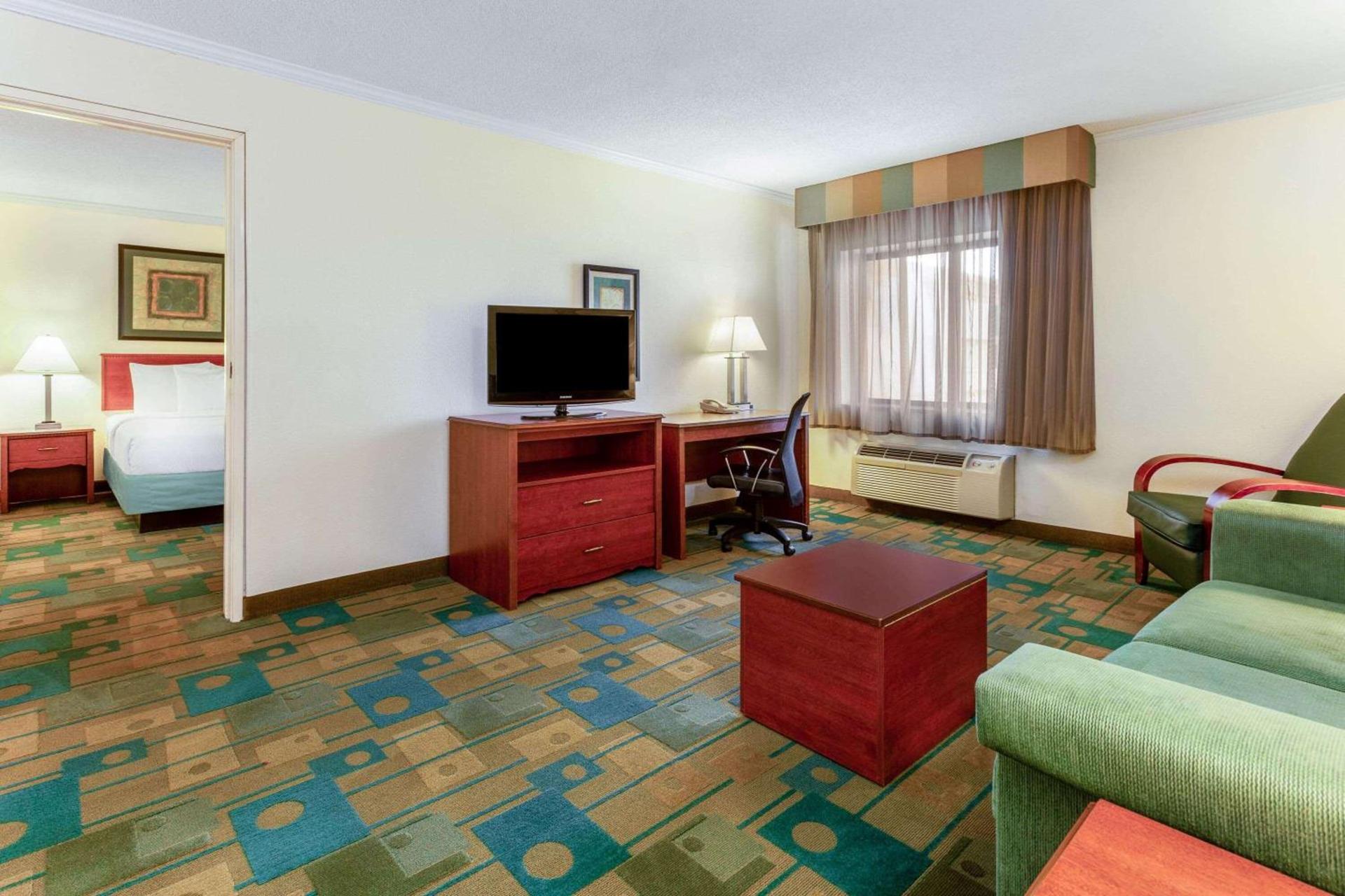 La Quinta Inn by Wyndham Chicago Willowbrook photo 30