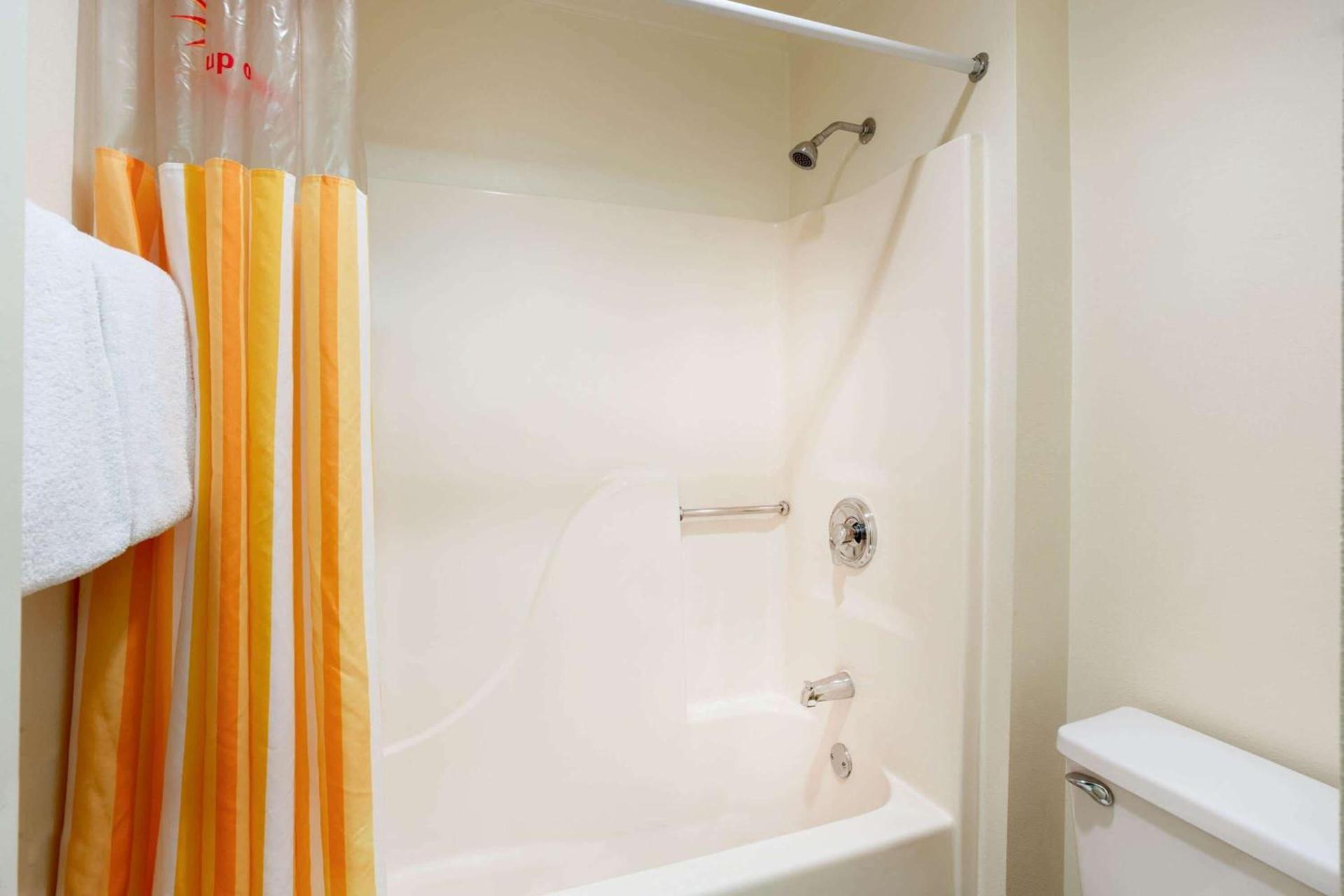 La Quinta Inn by Wyndham Chicago Willowbrook photo 38