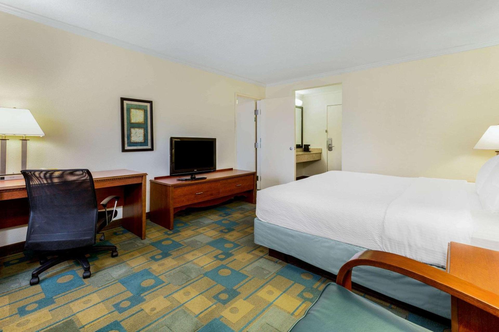 La Quinta Inn by Wyndham Chicago Willowbrook photo 25
