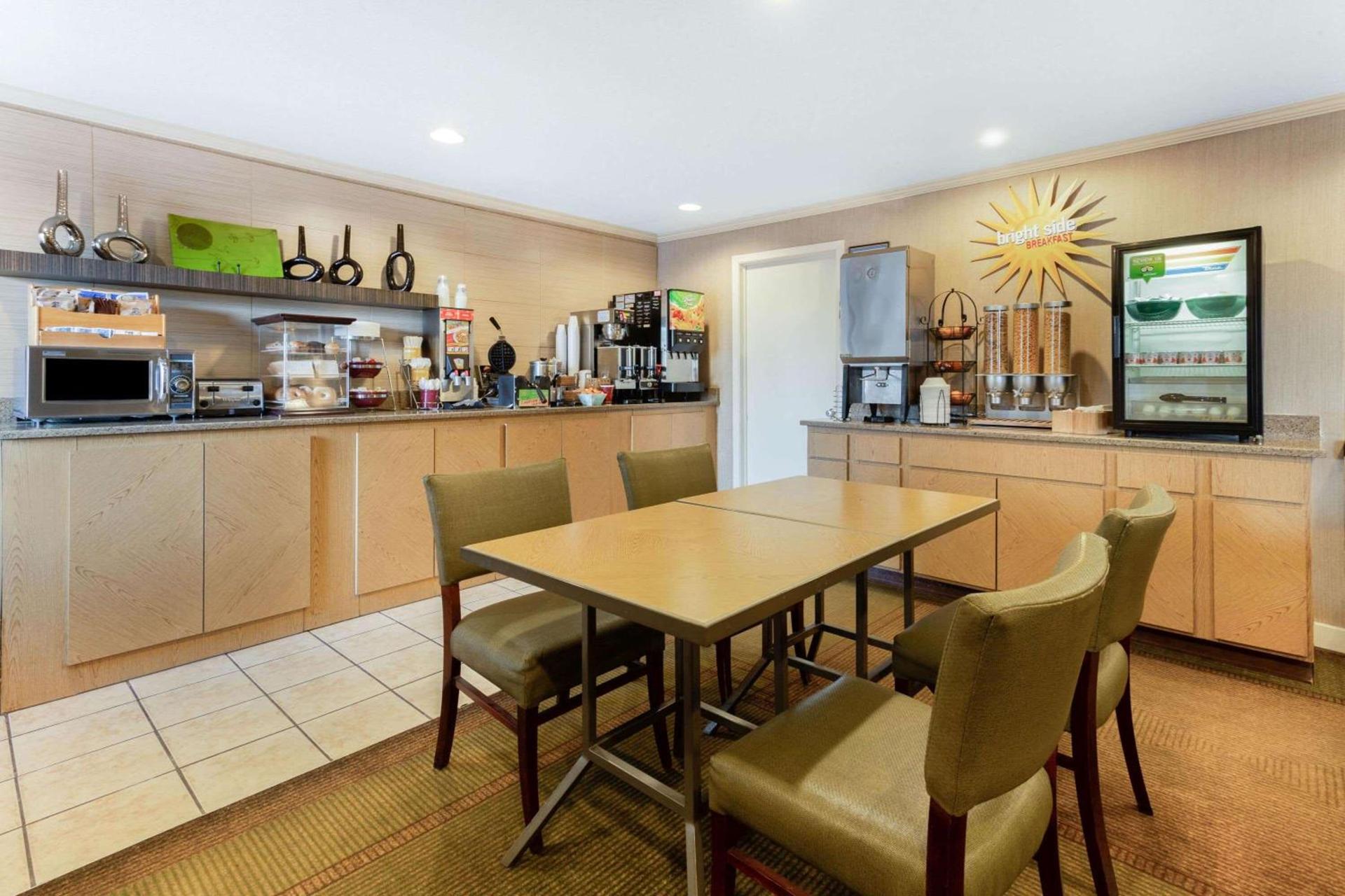 La Quinta Inn by Wyndham Chicago Willowbrook photo 17