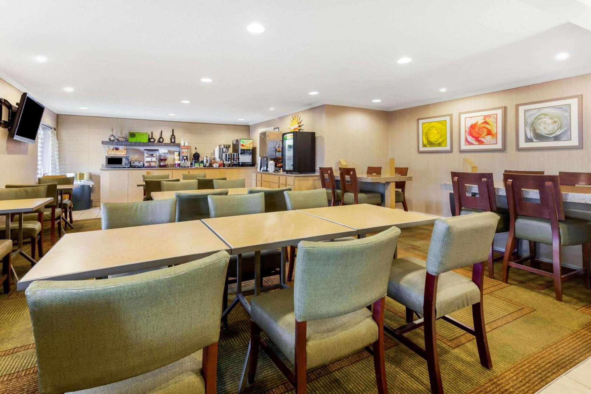 La Quinta Inn by Wyndham Chicago Willowbrook photo 16