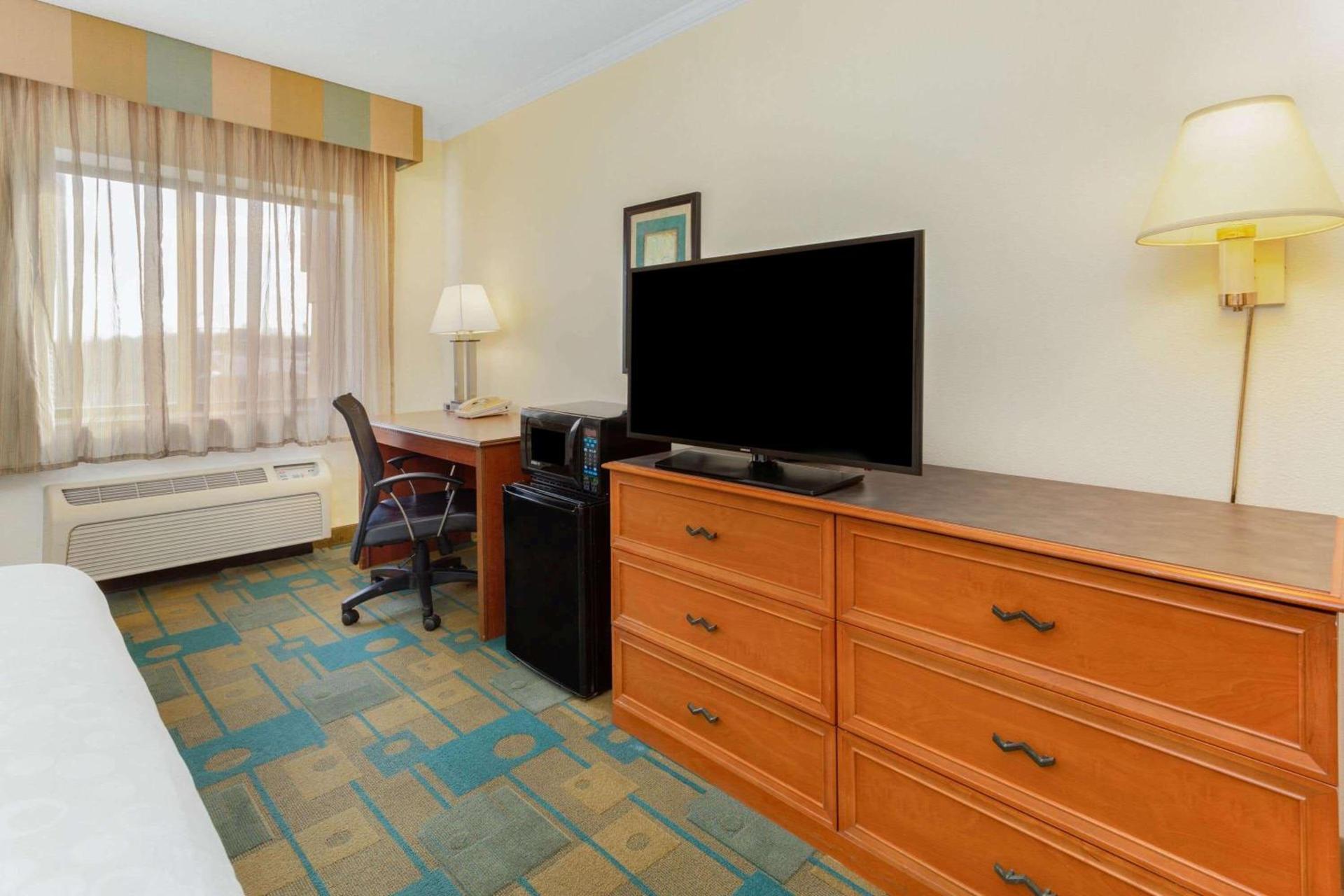 La Quinta Inn by Wyndham Chicago Willowbrook photo 24