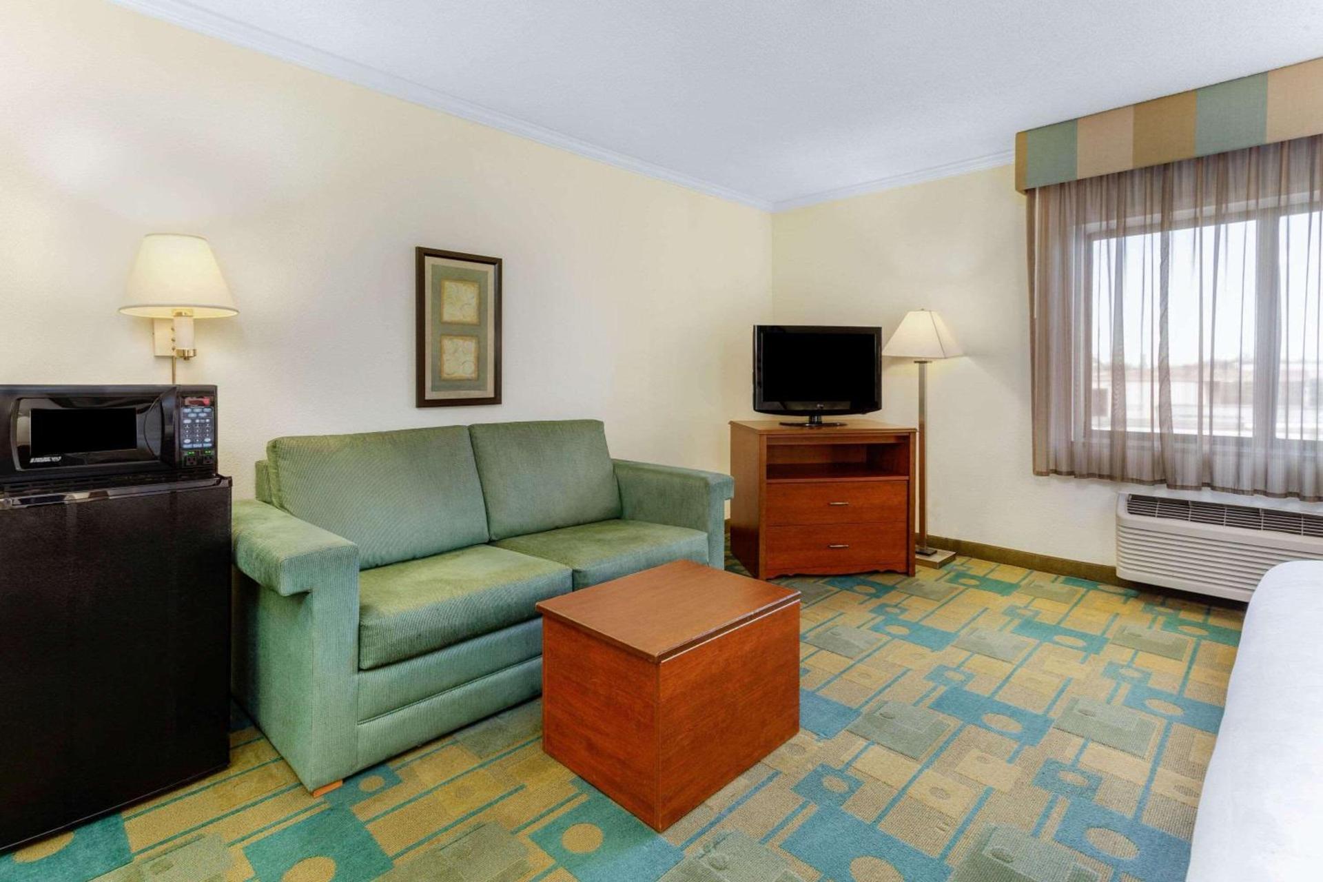 La Quinta Inn by Wyndham Chicago Willowbrook photo 33