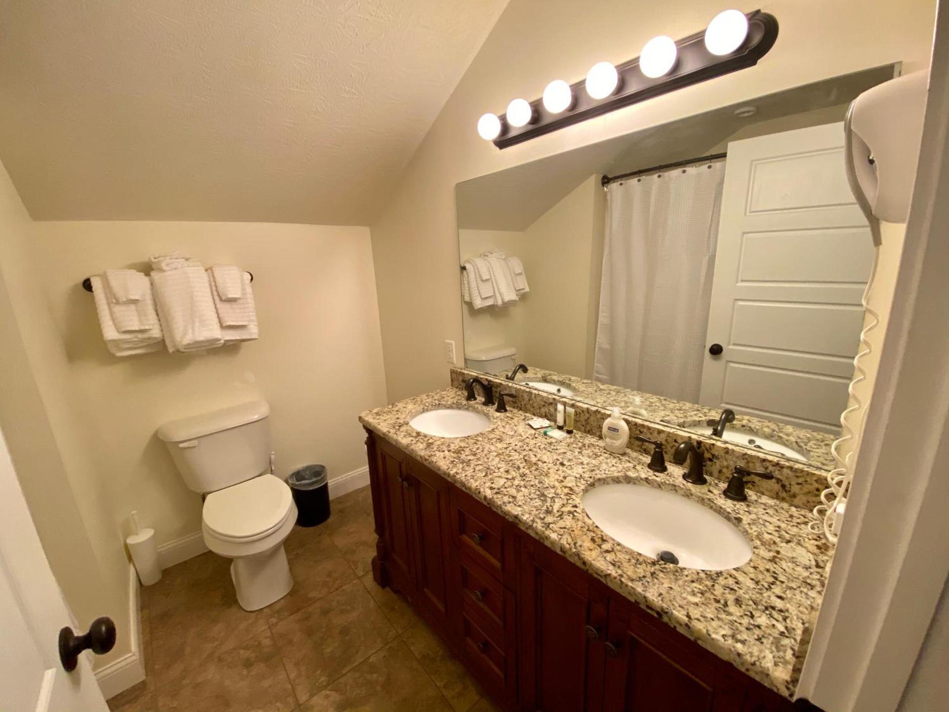 Twin Lakes Creamery, Grill & Inn photo 9