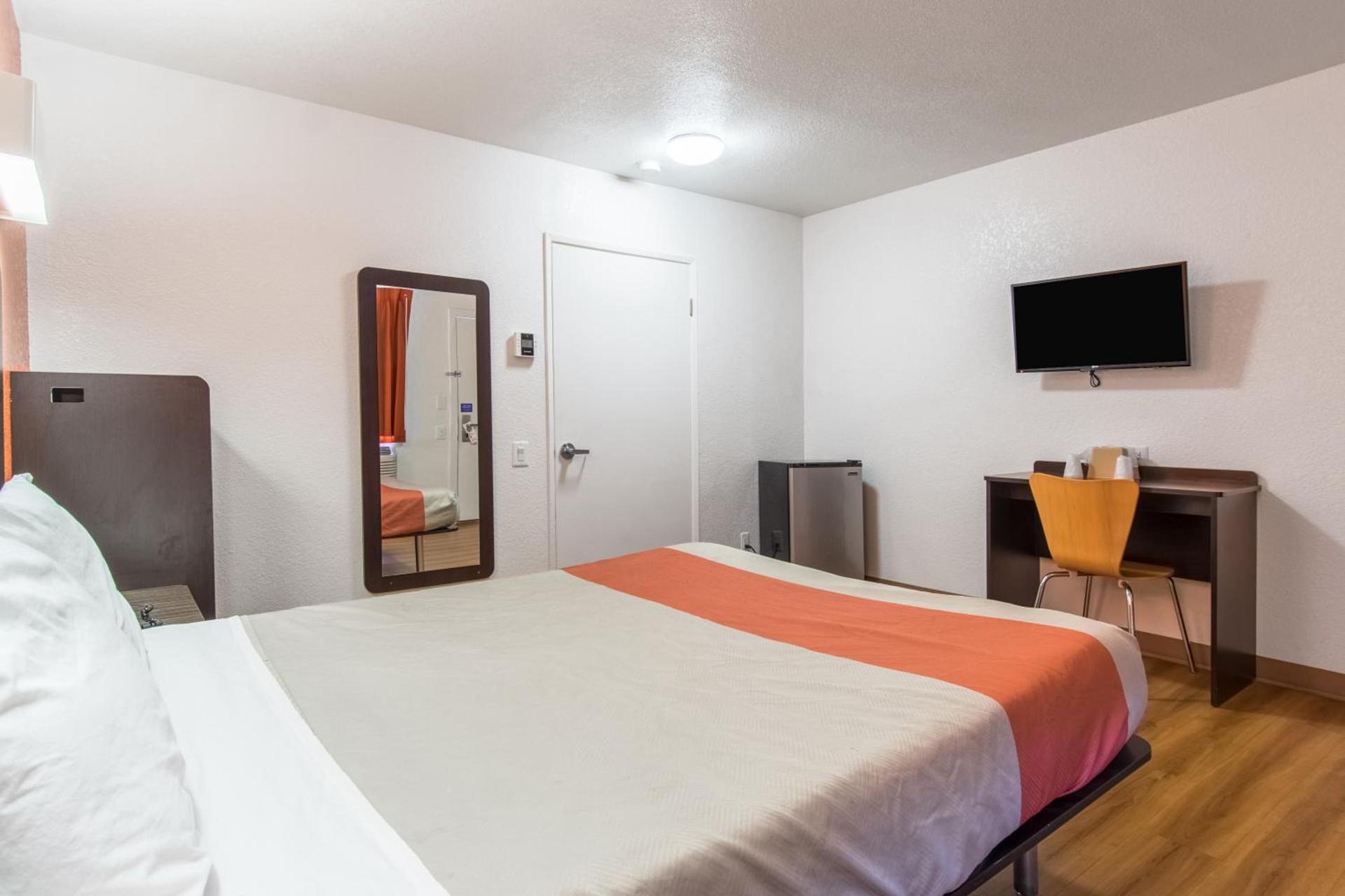Motel 6 Bakersfield photo 5