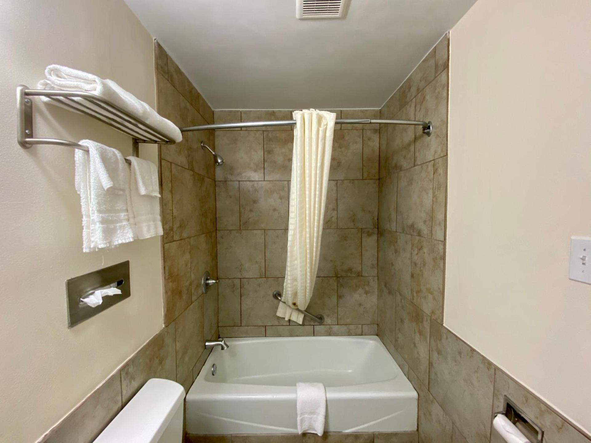 Roswell Inn photo 25