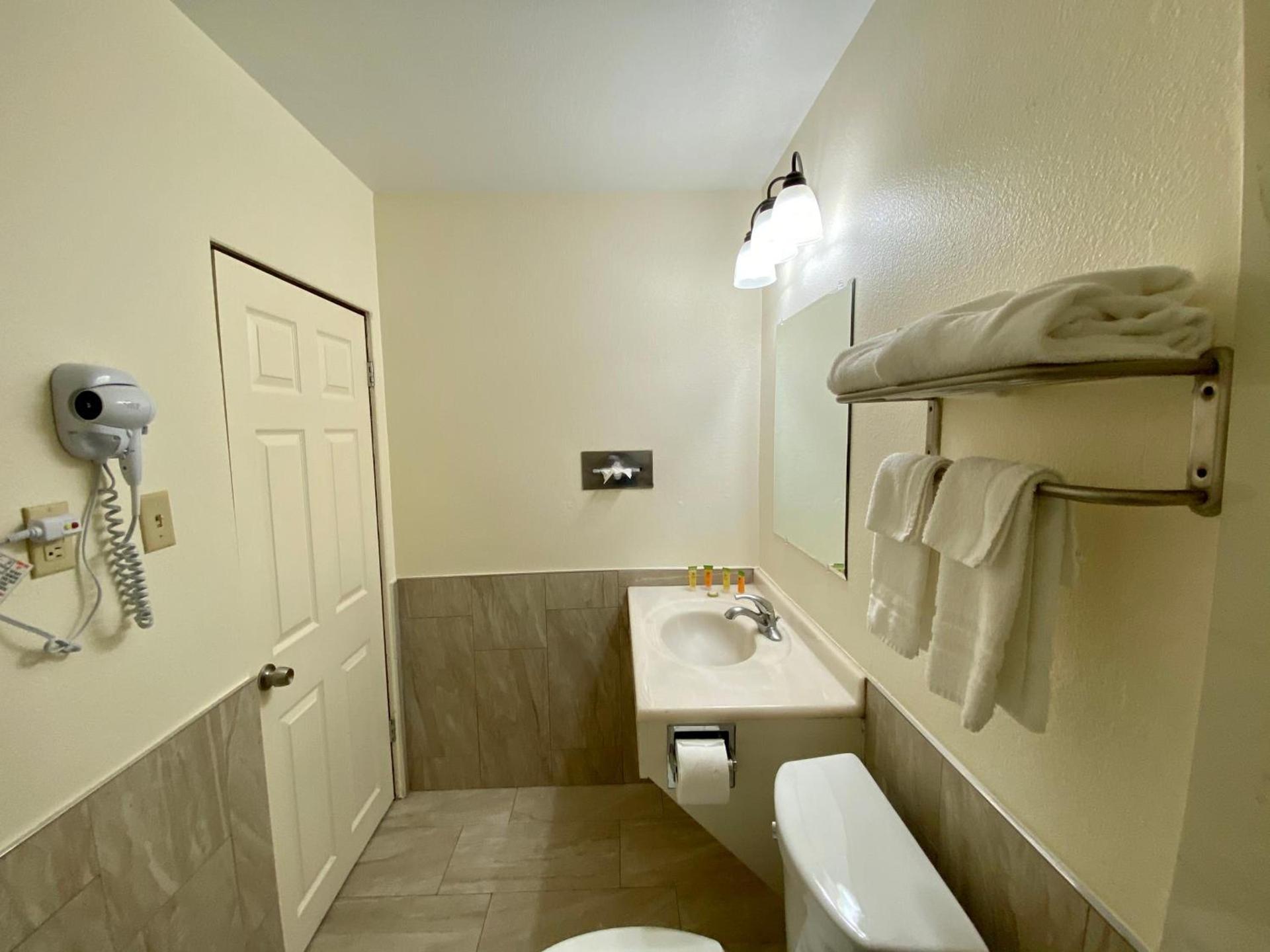 Roswell Inn photo 8