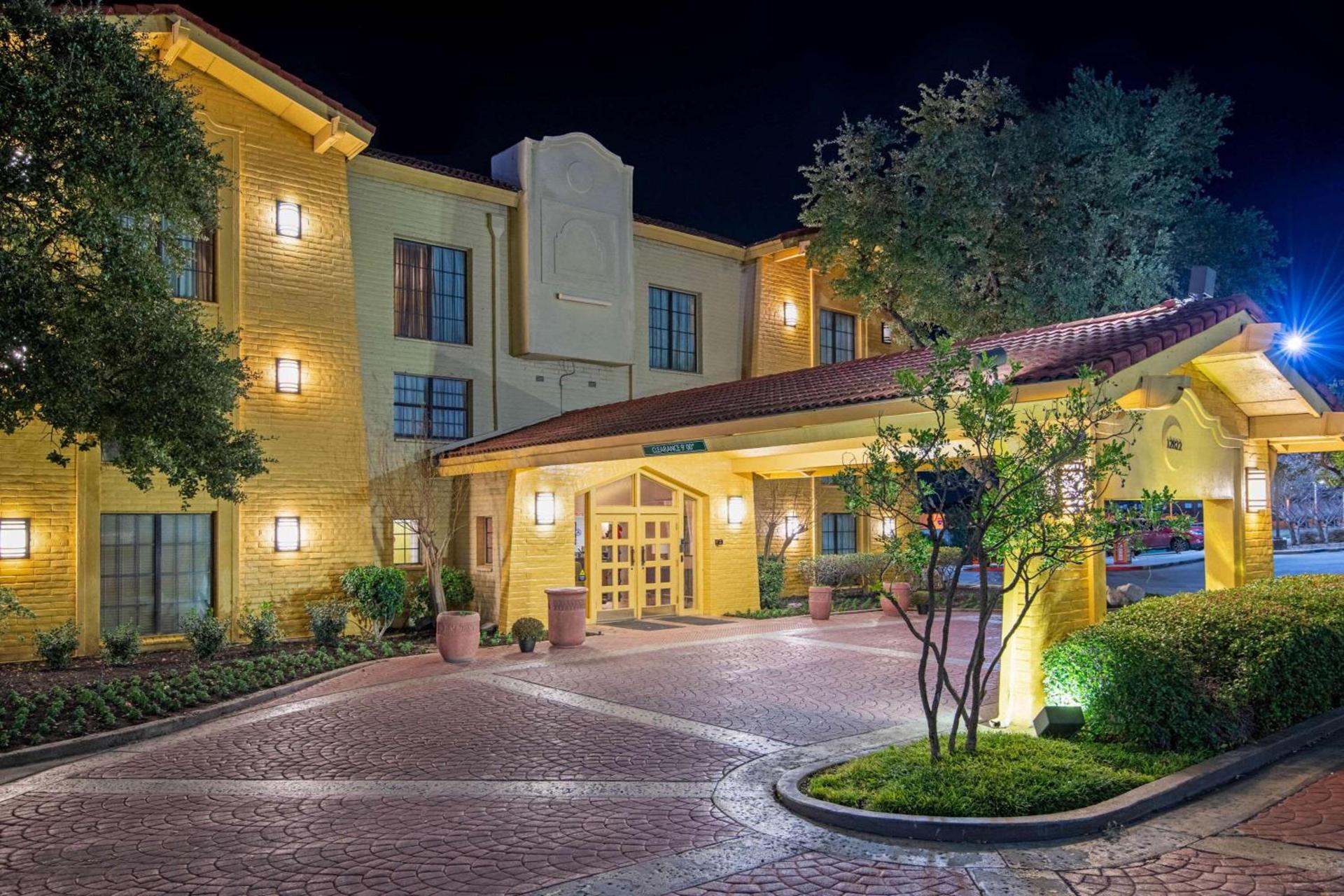 La Quinta Inn by Wyndham San Antonio I-35 N at Toepperwein photo 1