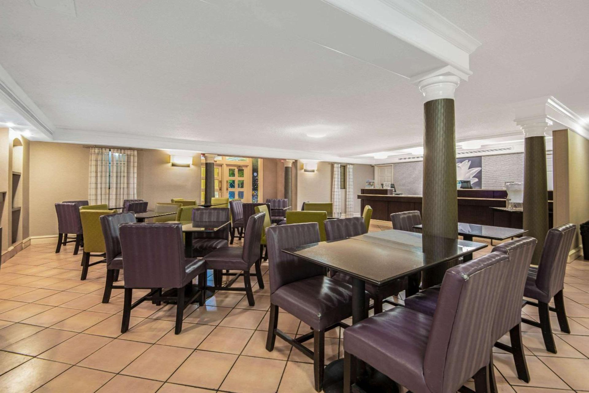La Quinta Inn by Wyndham San Antonio I-35 N at Toepperwein photo 2