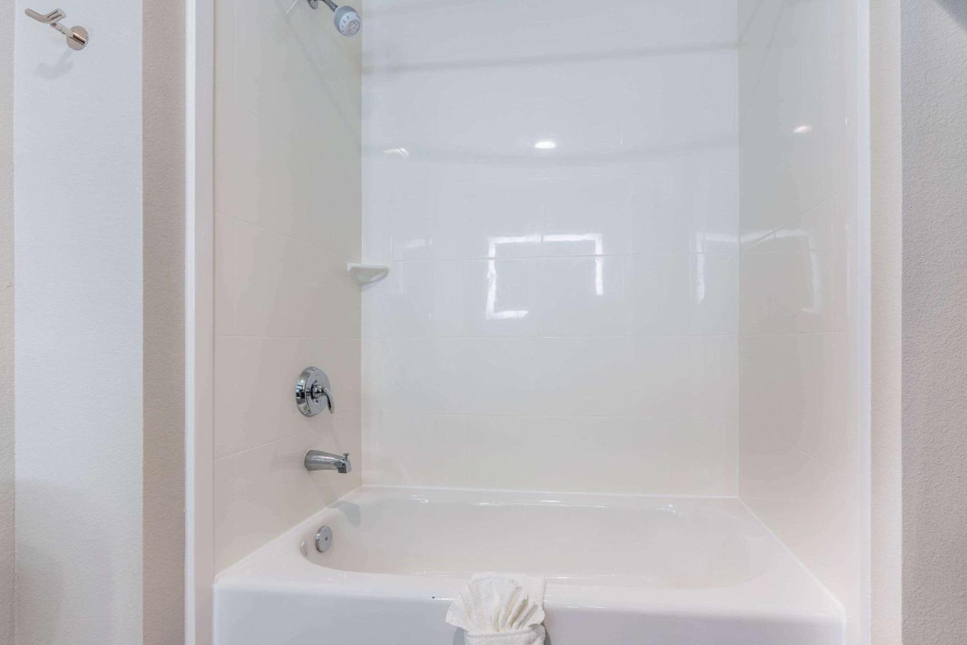 La Quinta Inn and Suites by Wyndham Houston Spring South photo 15