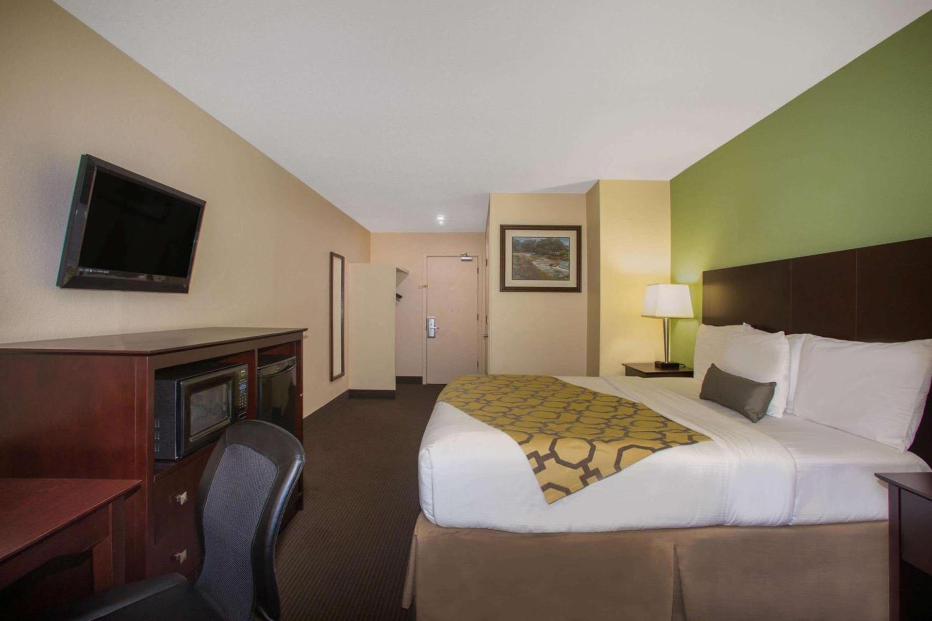 Baymont by Wyndham Jefferson City photo 41