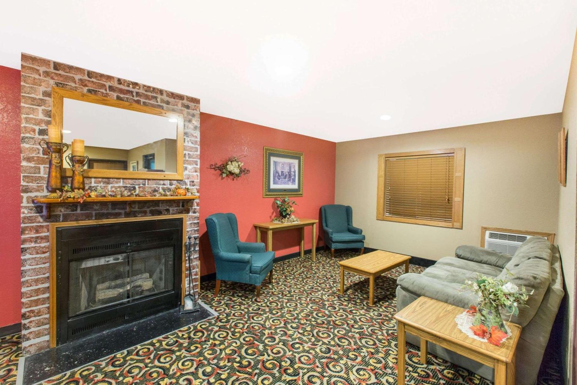 Super 8 by Wyndham Blue Earth photo 2