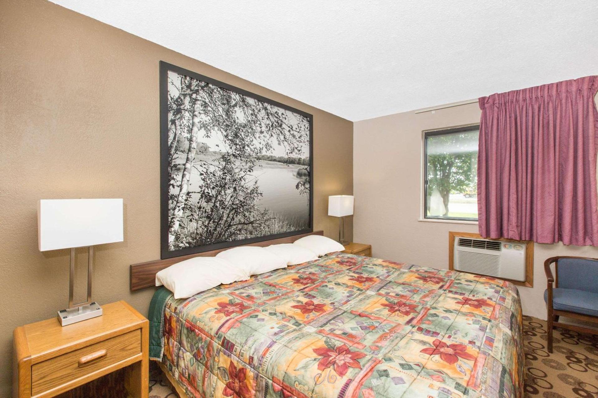Super 8 by Wyndham Blue Earth photo 5