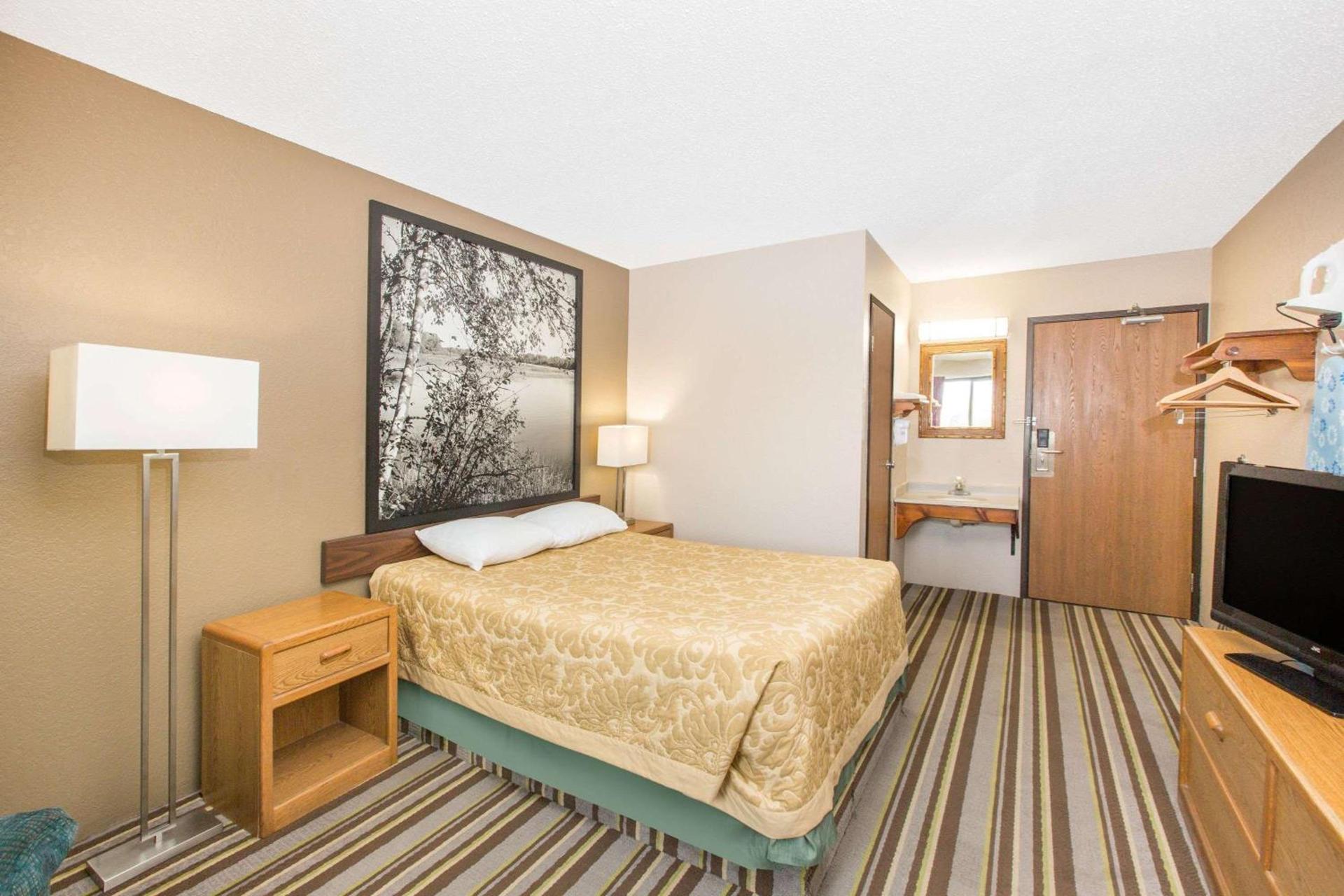 Super 8 by Wyndham Blue Earth photo 10