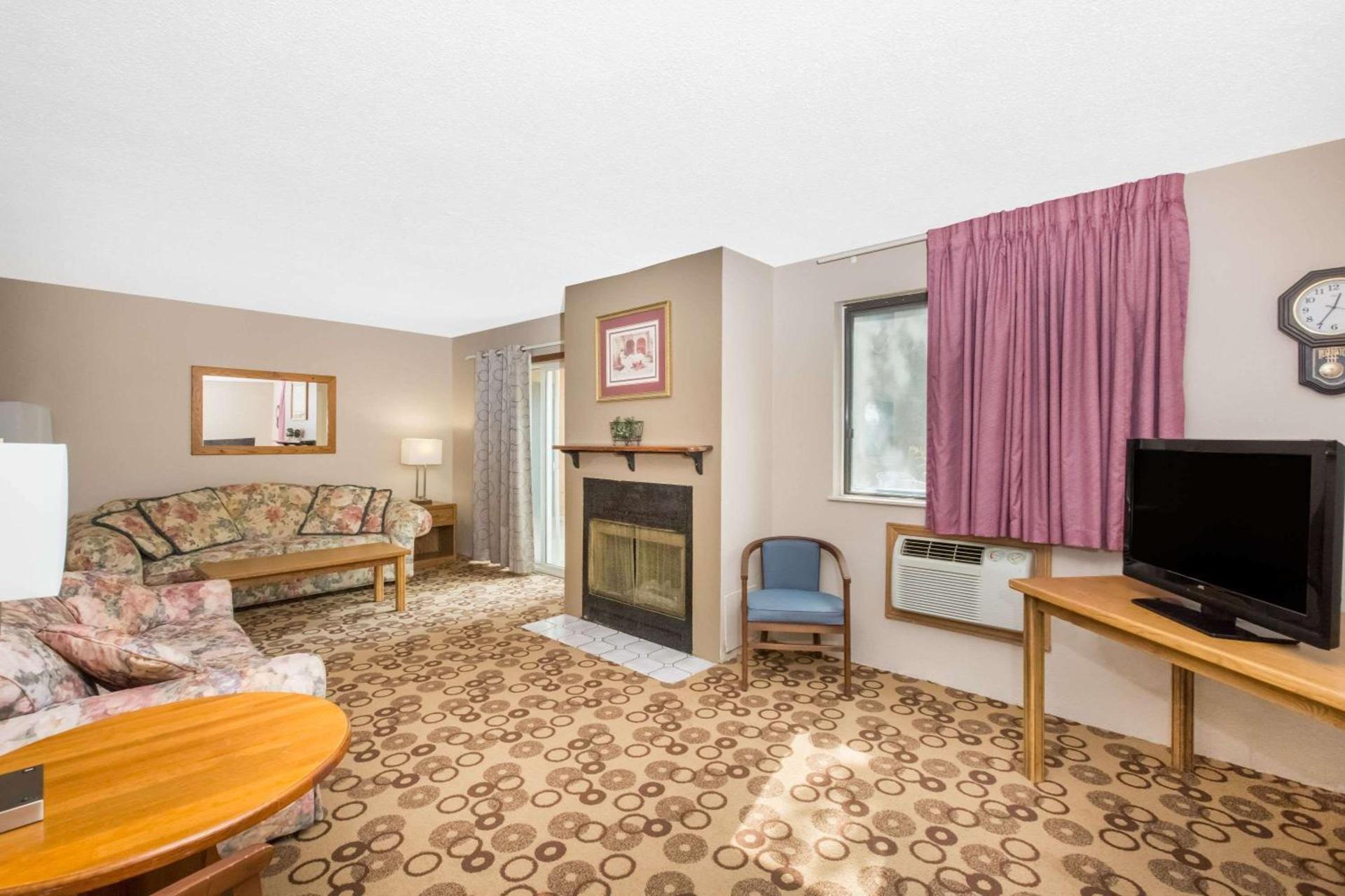 Super 8 by Wyndham Blue Earth photo 13