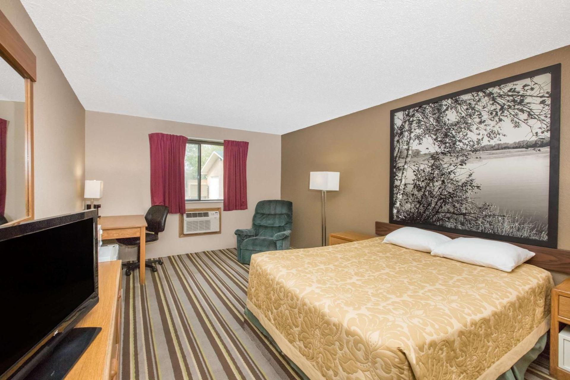 Super 8 by Wyndham Blue Earth photo 12