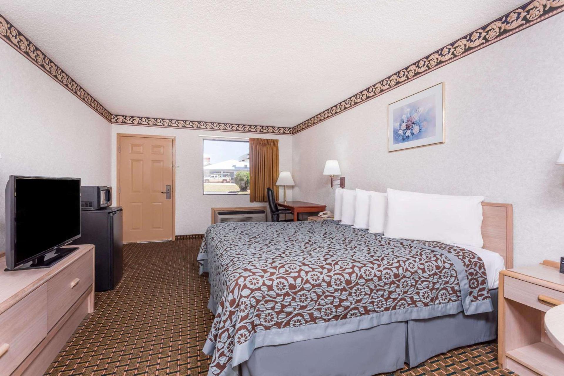 Days Inn by Wyndham Byron photo 6