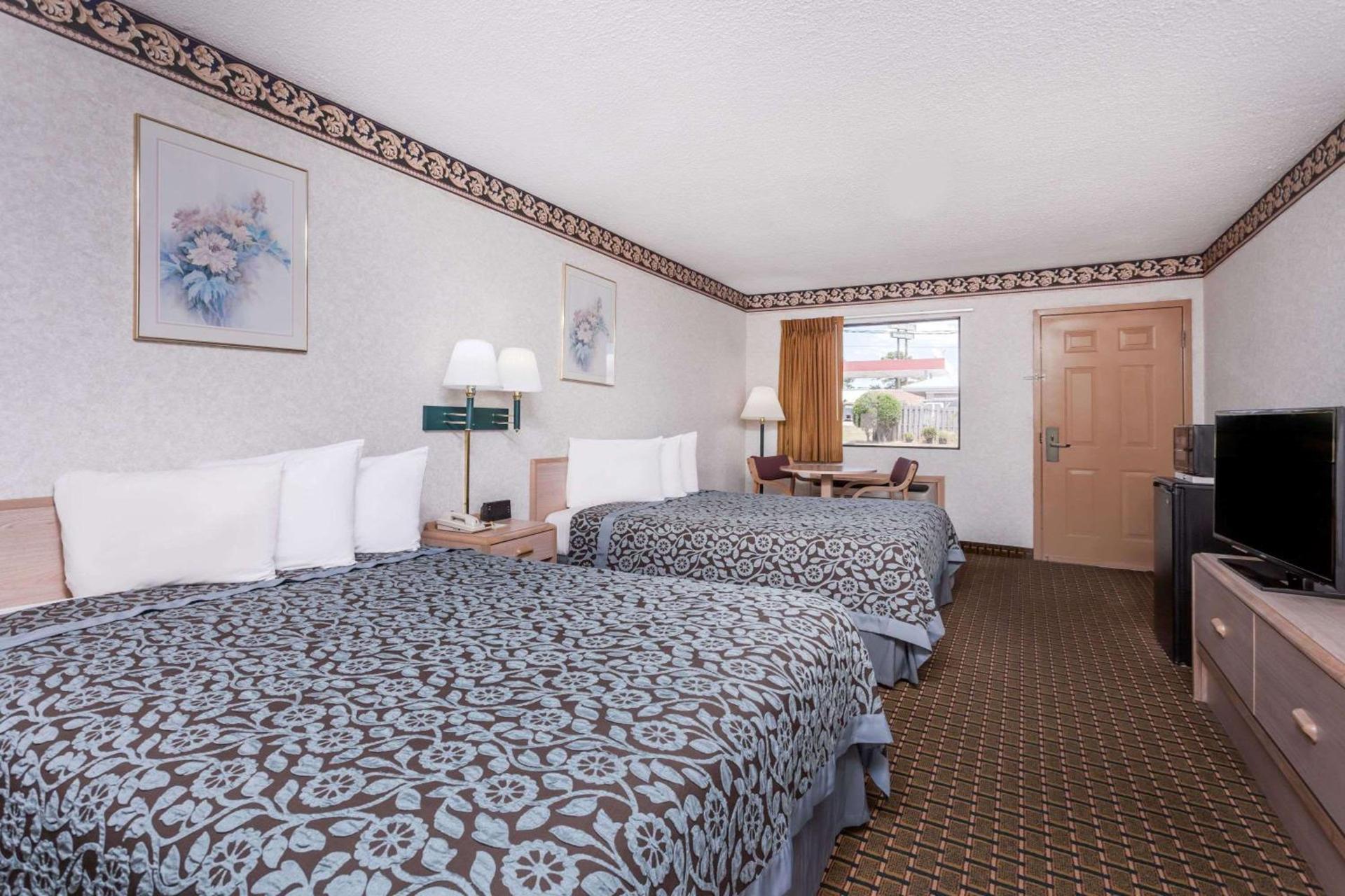 Days Inn by Wyndham Byron photo 5