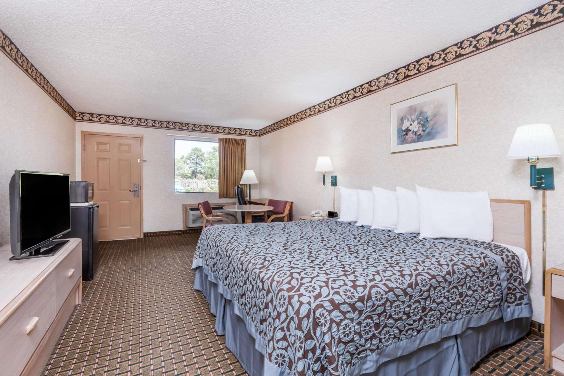 Days Inn by Wyndham Byron photo 8