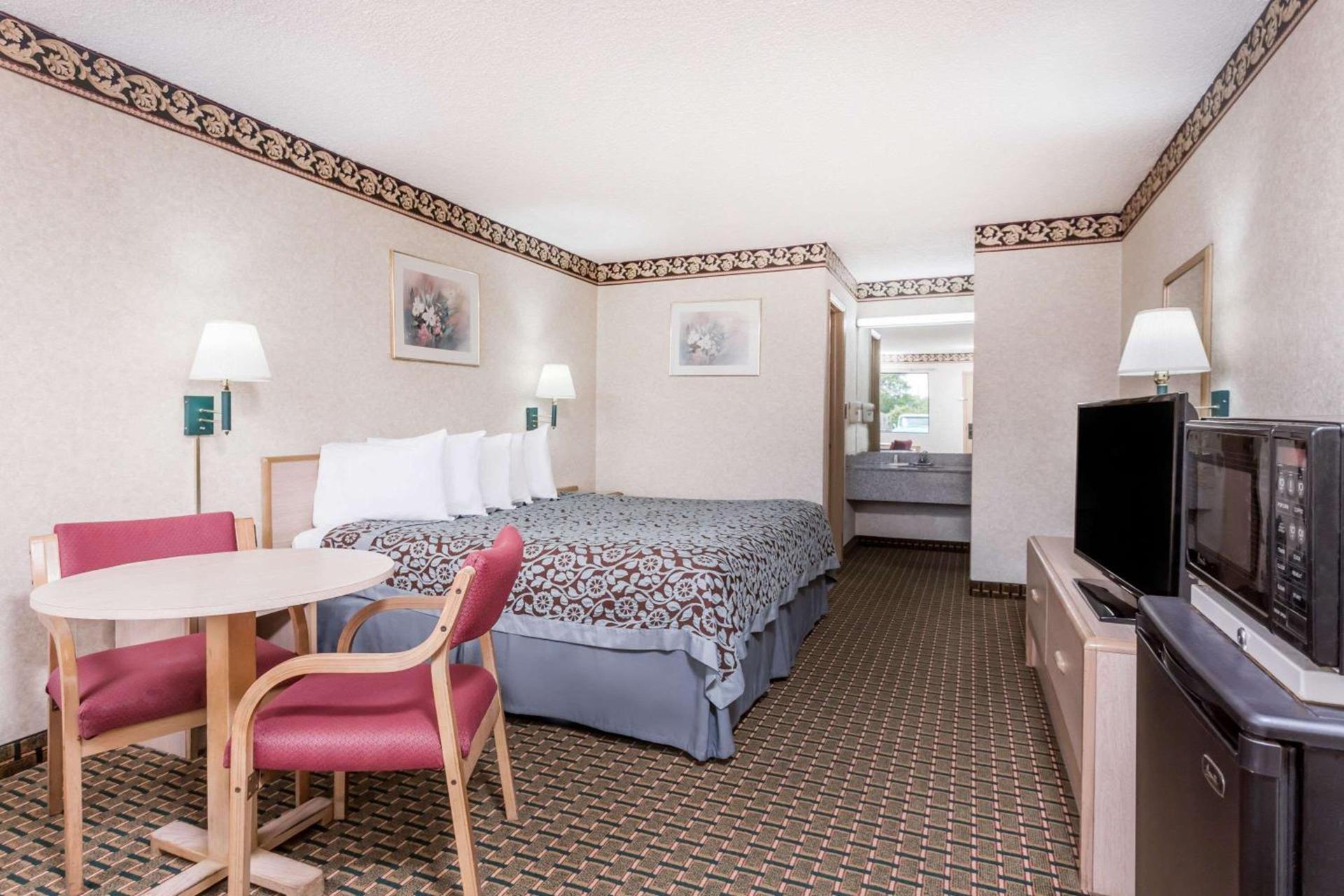 Days Inn by Wyndham Byron photo 9