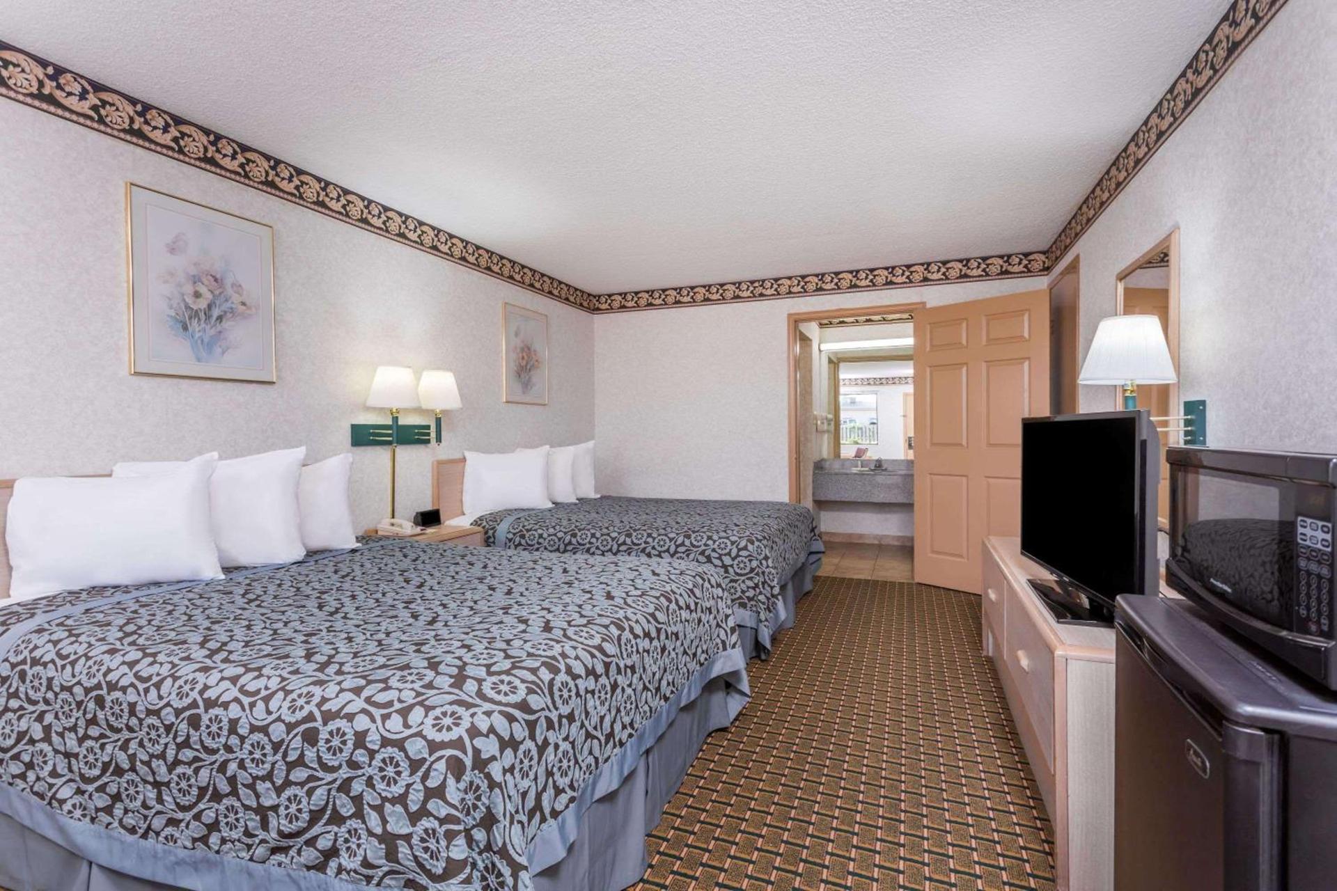 Days Inn by Wyndham Byron photo 11