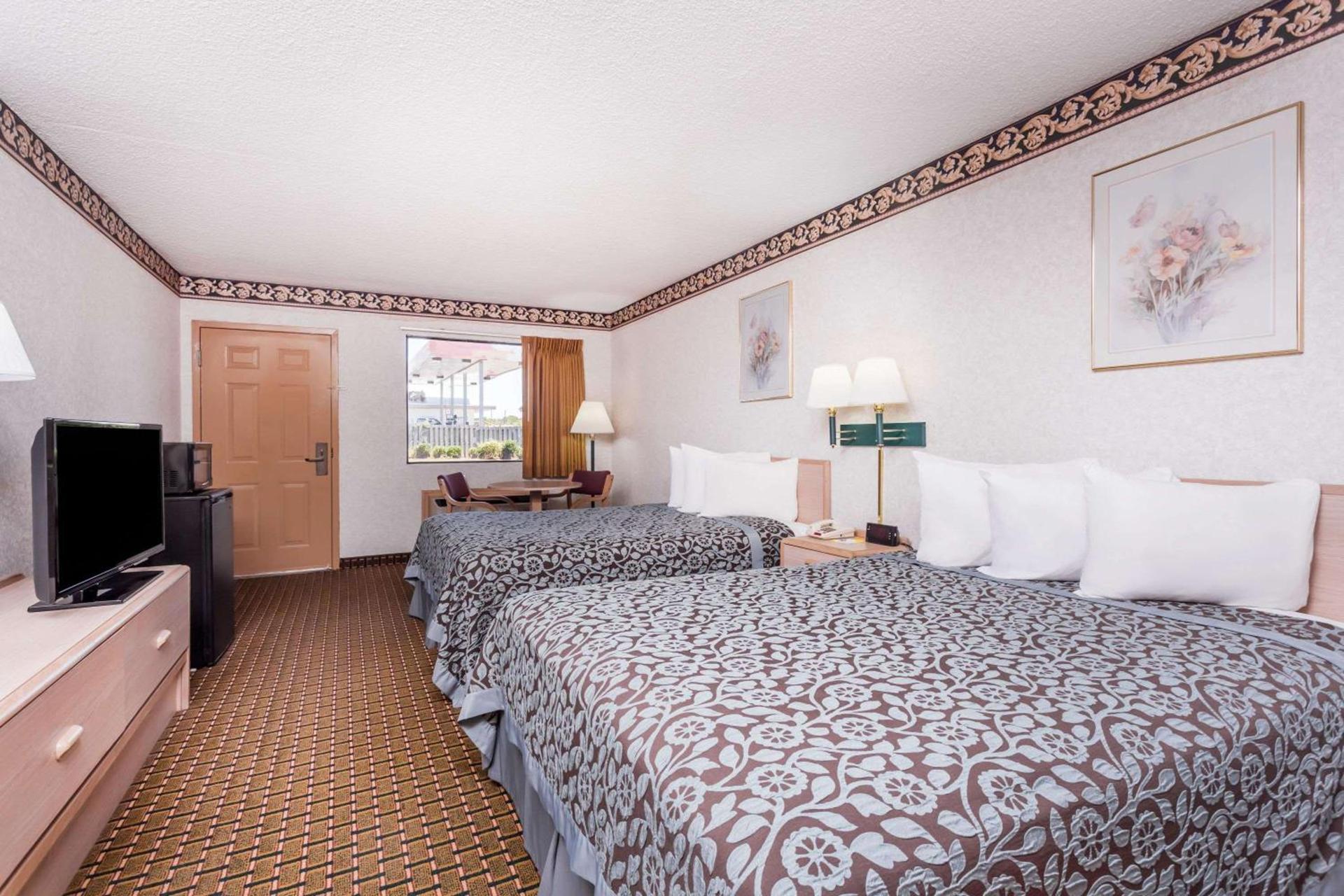 Days Inn by Wyndham Byron photo 10