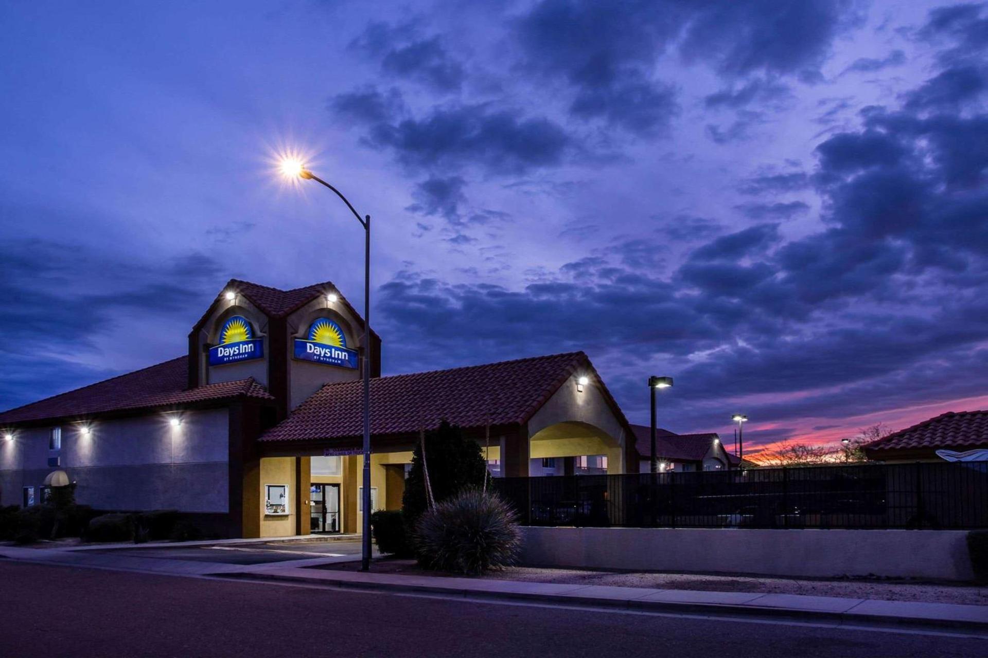 Days Inn by Wyndham Phoenix North photo 4