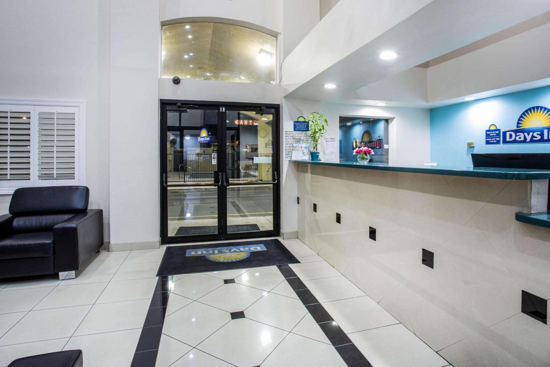 Days Inn by Wyndham Phoenix North photo 7