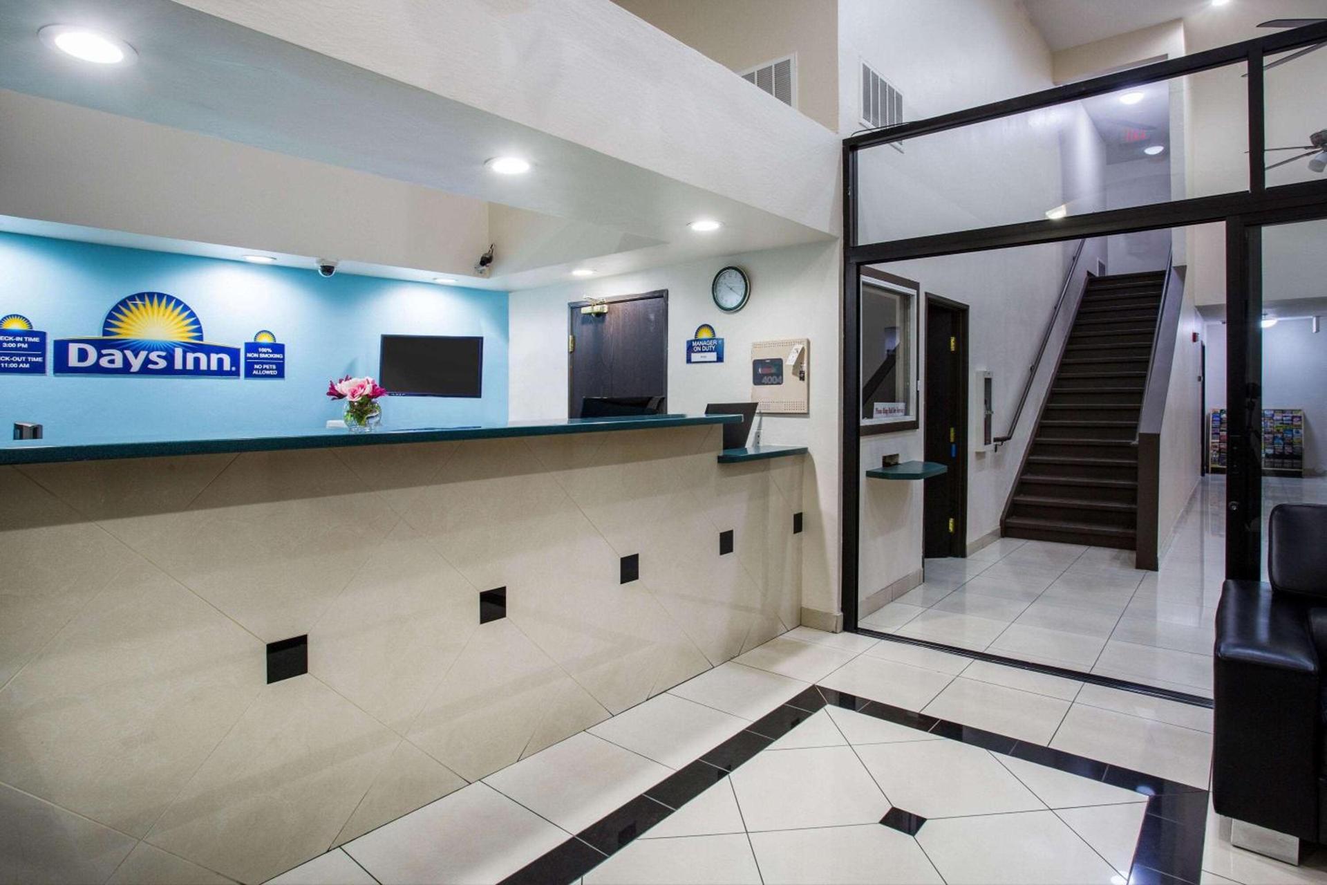 Days Inn by Wyndham Phoenix North photo 9