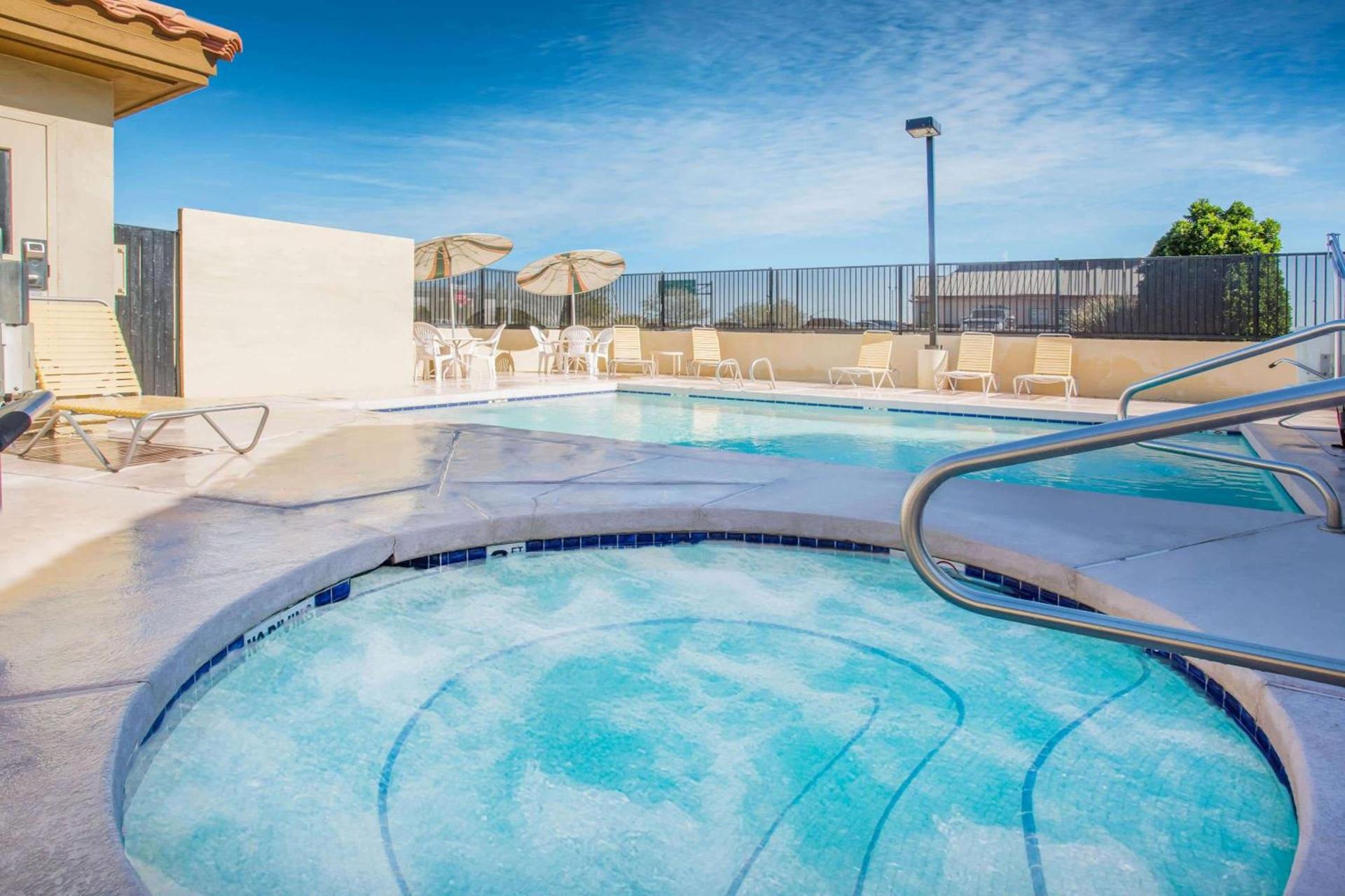 Days Inn by Wyndham Phoenix North photo 12