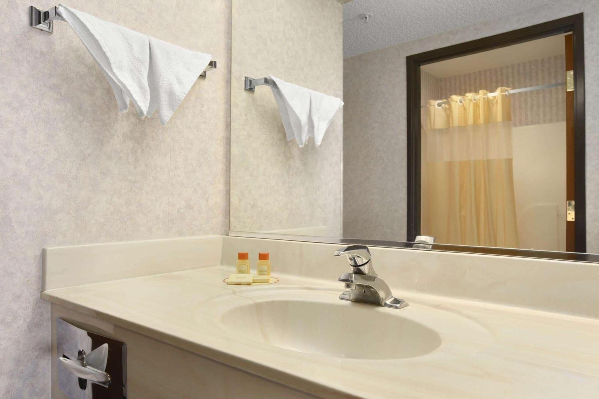 Days Inn by Wyndham Phoenix North photo 13