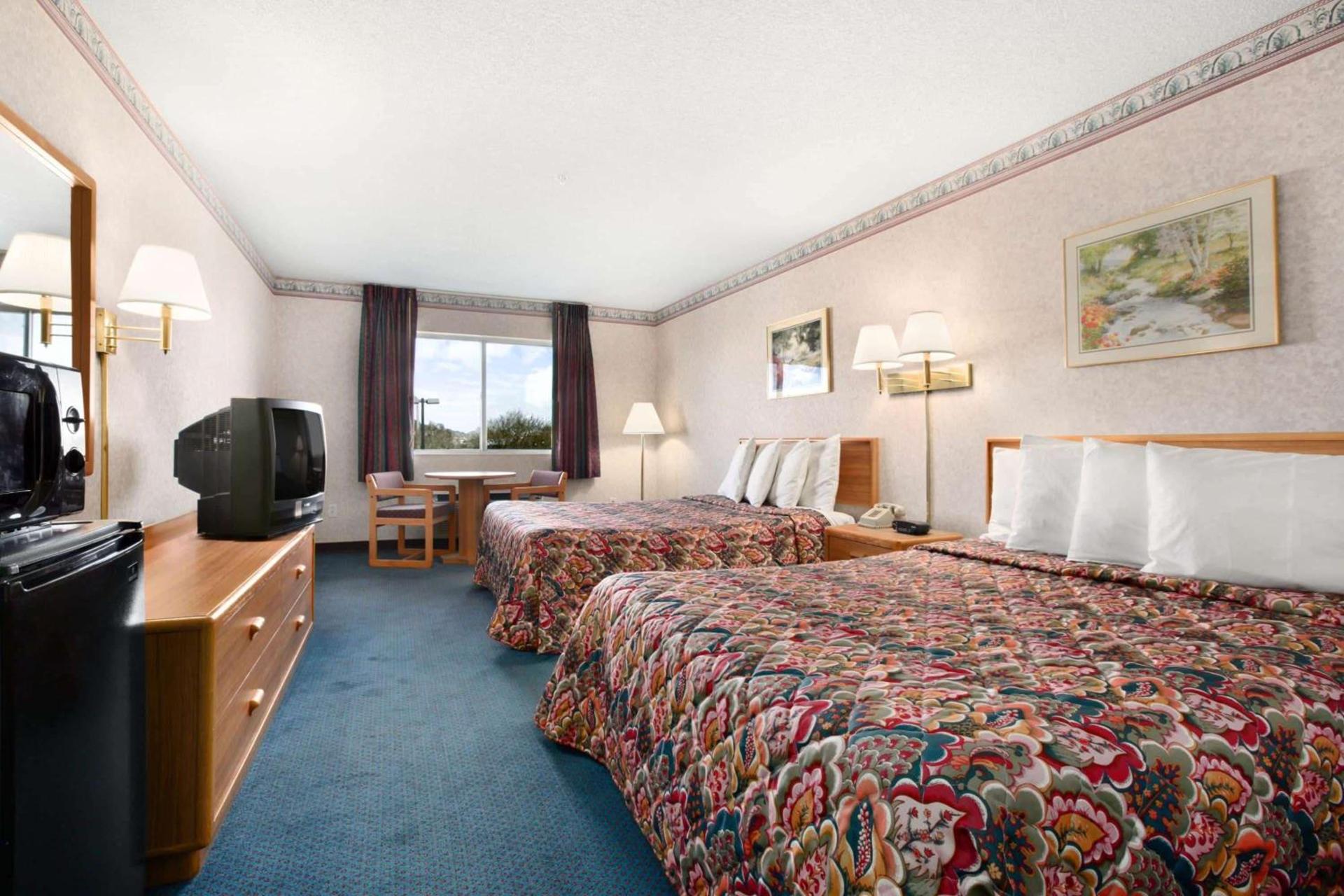 Days Inn by Wyndham Phoenix North photo 14