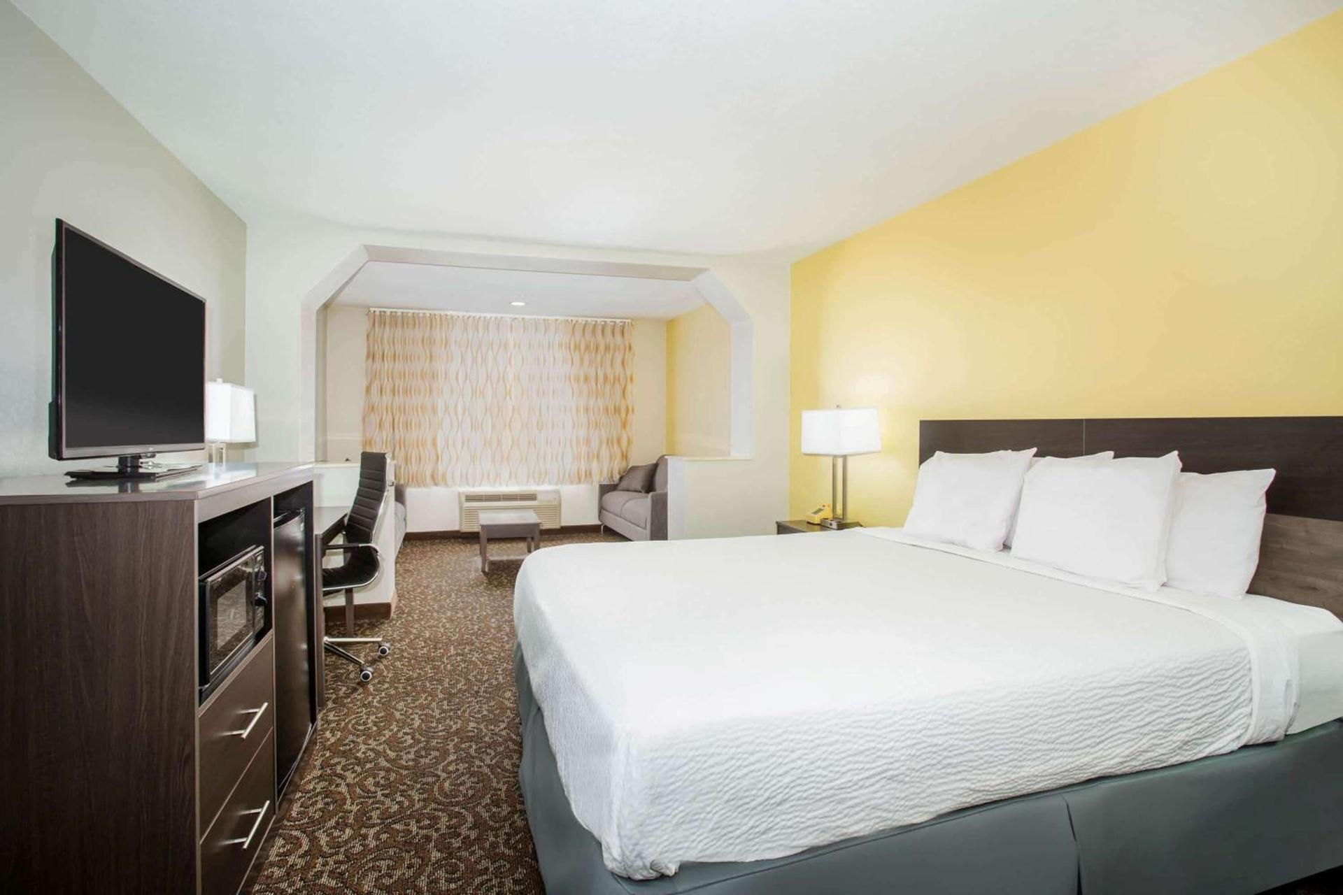 Days Inn by Wyndham Phoenix North photo 27