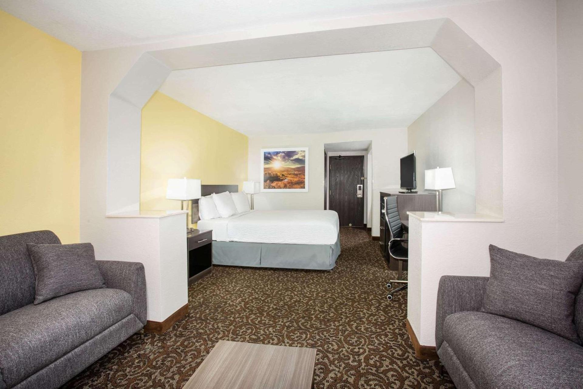 Days Inn by Wyndham Phoenix North photo 28
