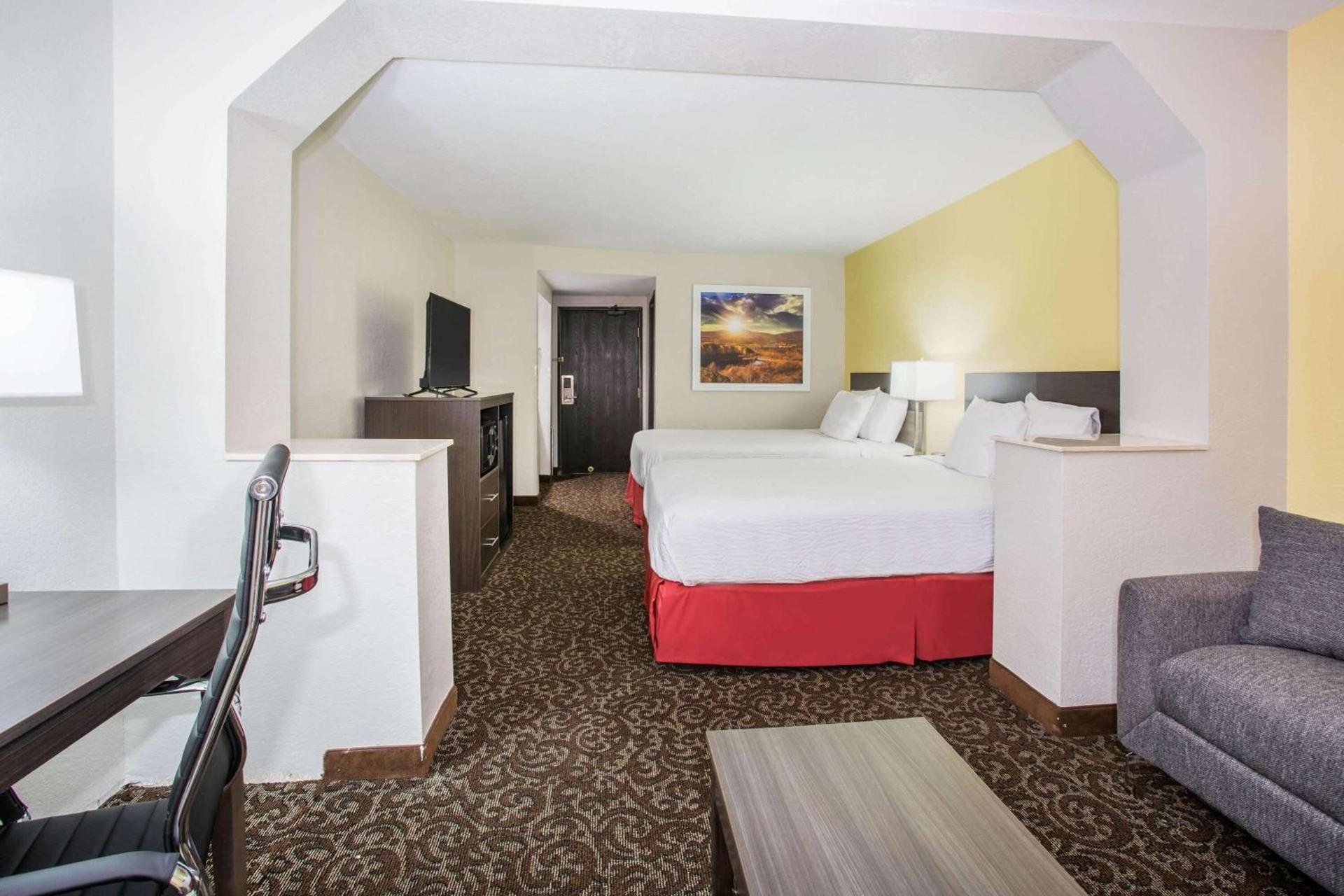 Days Inn by Wyndham Phoenix North photo 29