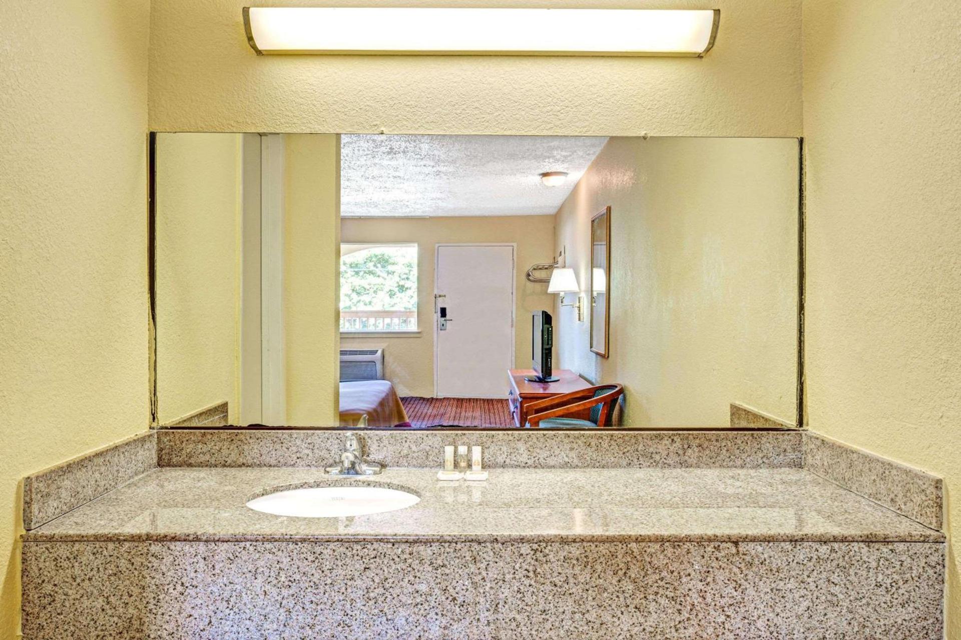 Days Inn by Wyndham Chesapeake photo 8