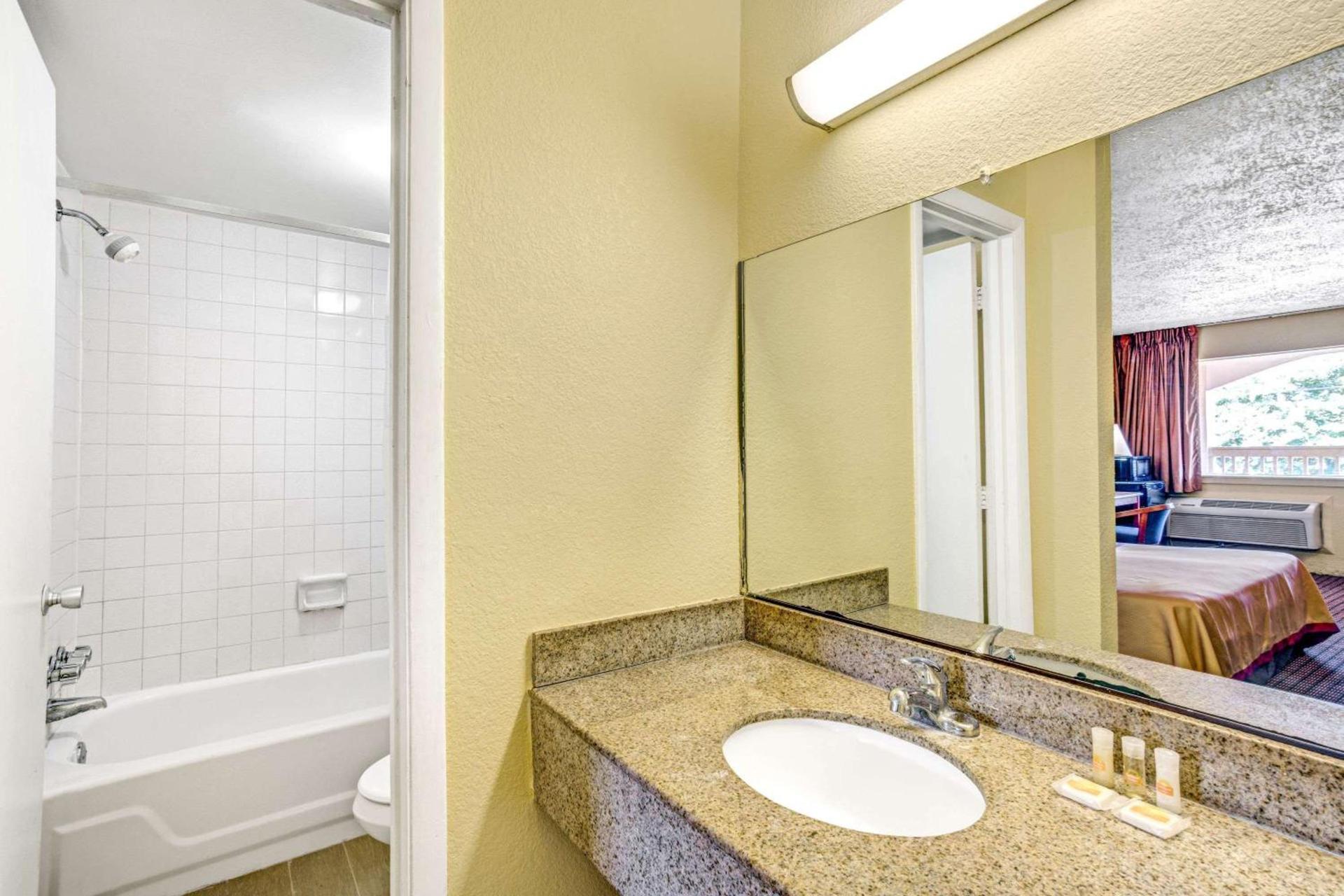 Days Inn by Wyndham Chesapeake photo 10