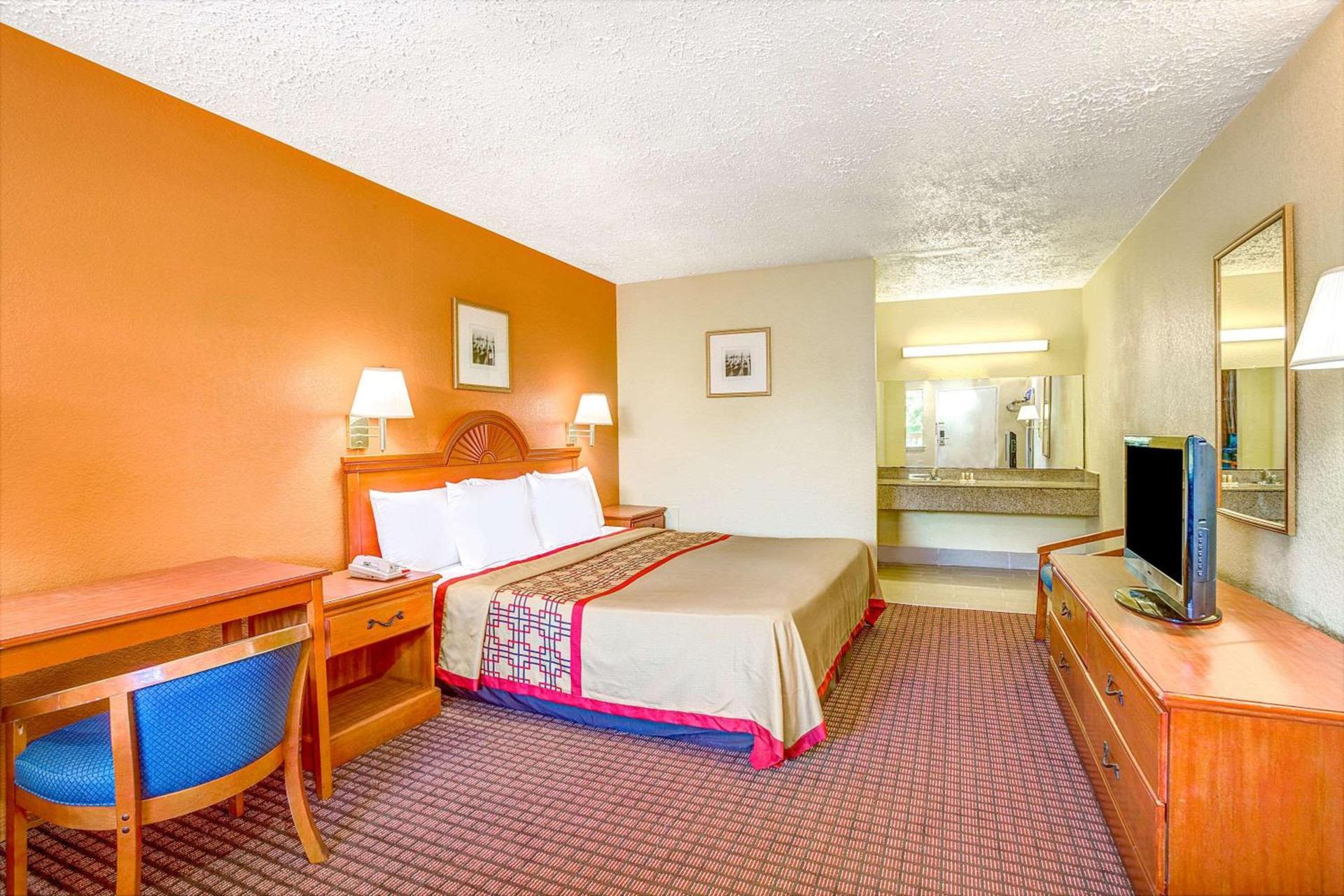 Days Inn by Wyndham Chesapeake photo 9