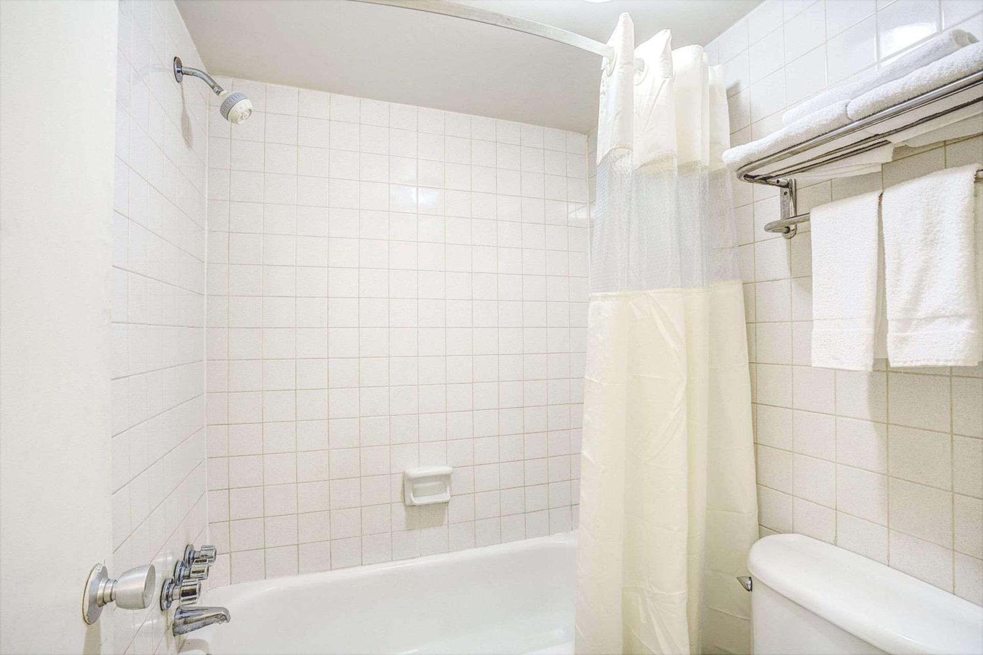 Days Inn by Wyndham Chesapeake photo 12