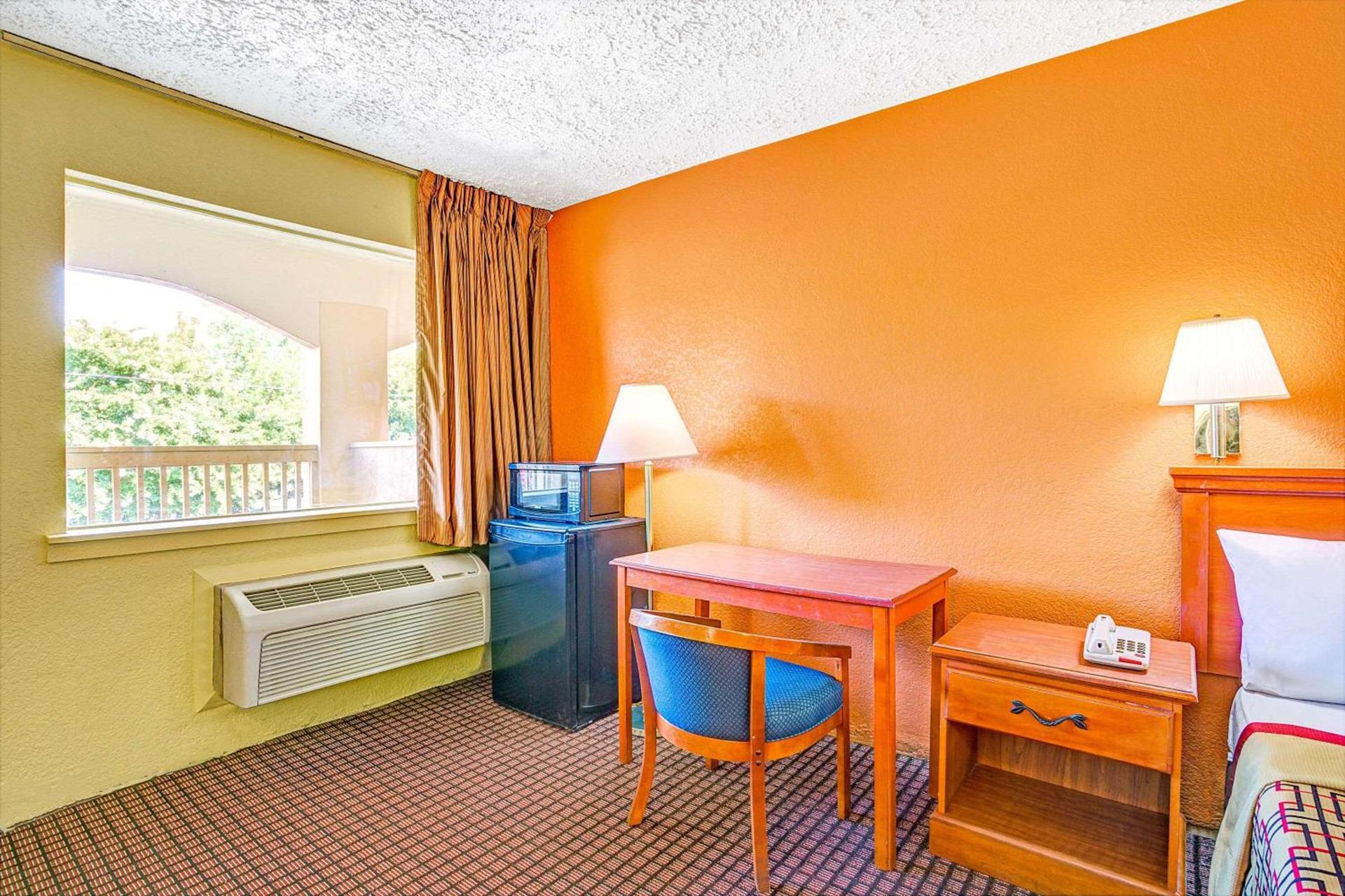 Days Inn by Wyndham Chesapeake photo 11