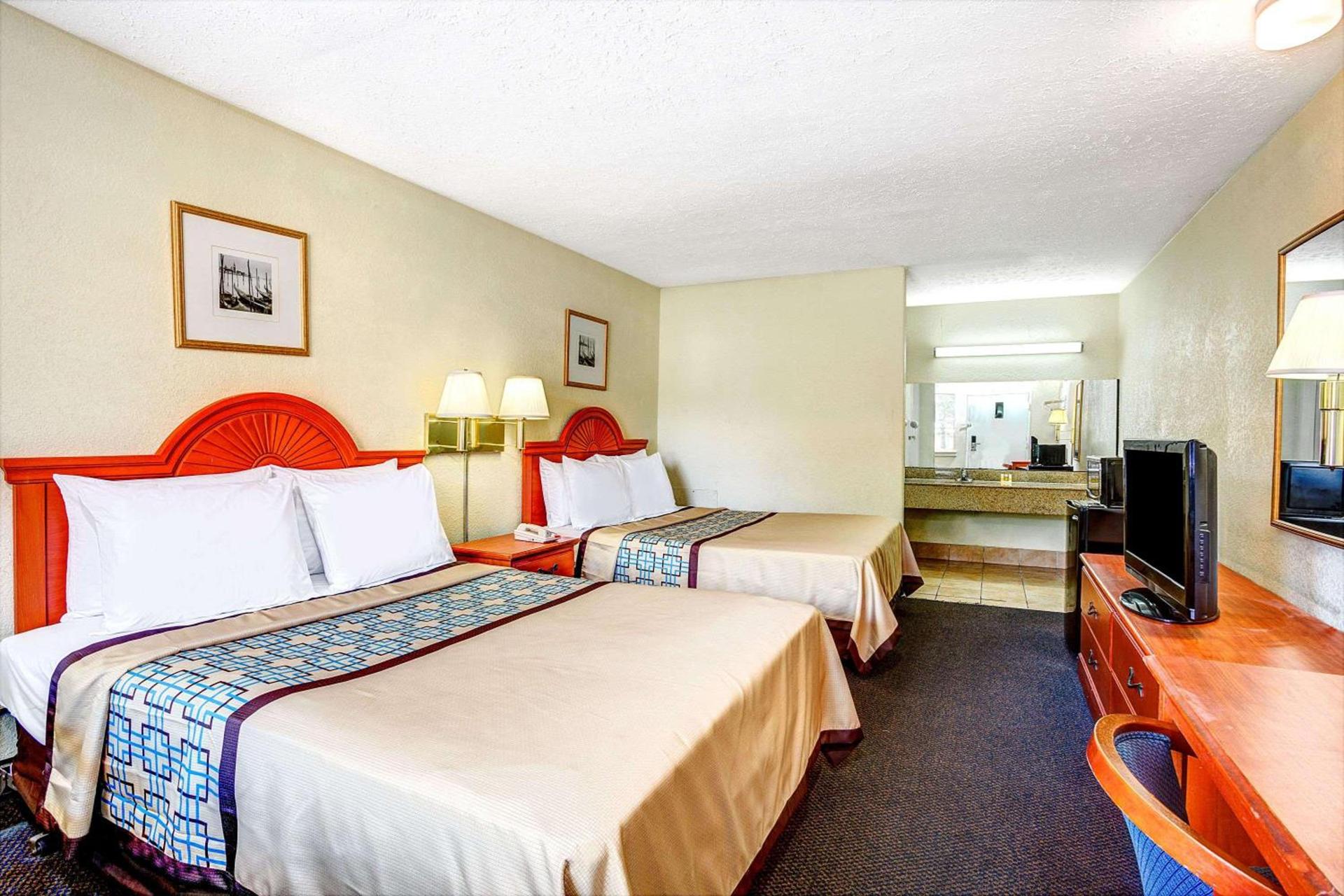Days Inn by Wyndham Chesapeake photo 13