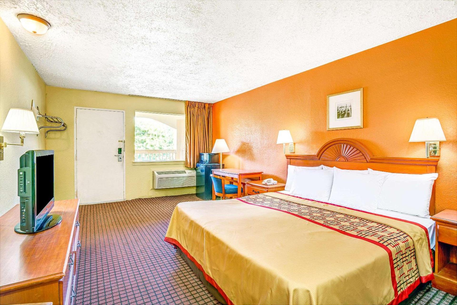 Days Inn by Wyndham Chesapeake photo 15