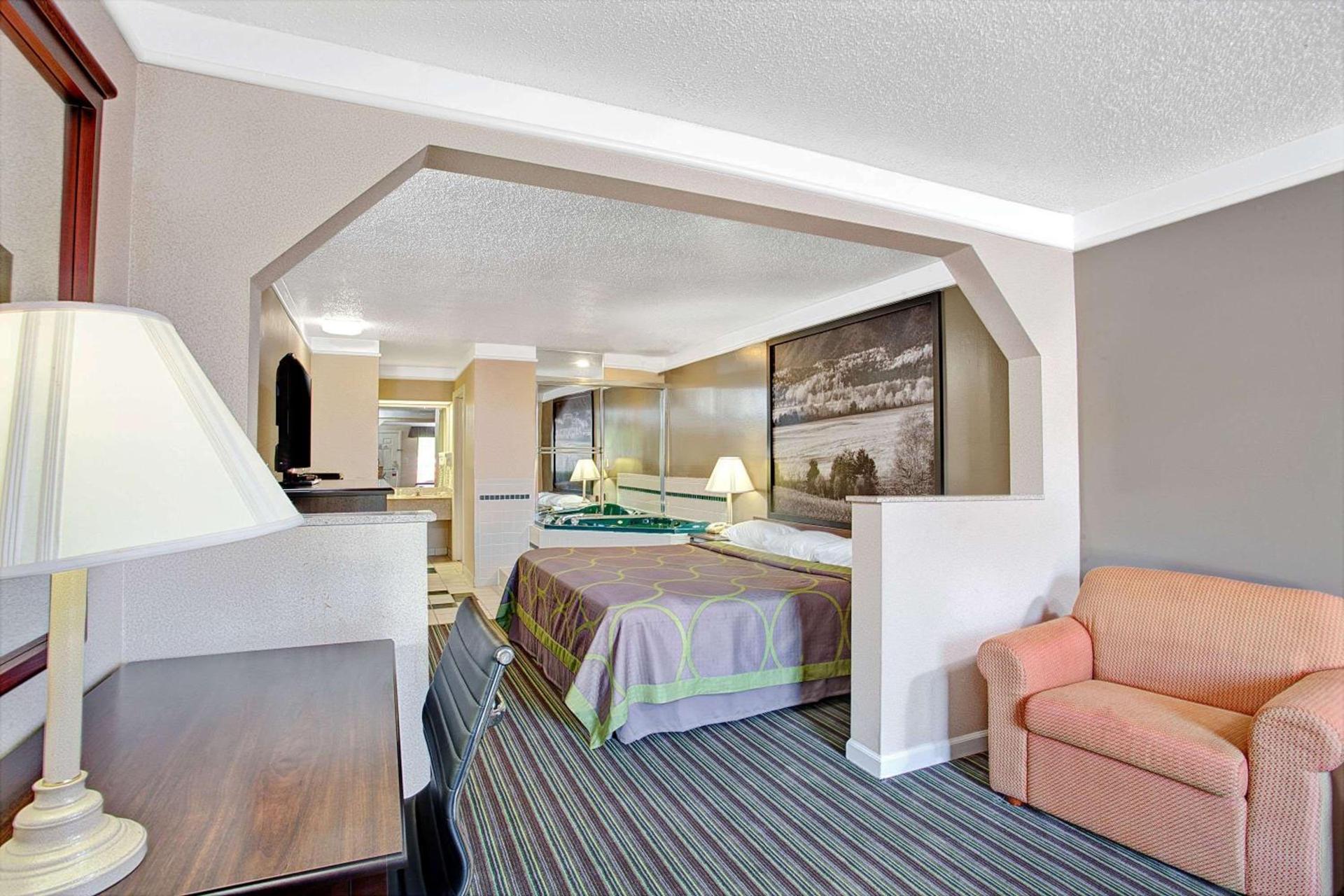 Super 8 by Wyndham Knoxville East photo 17