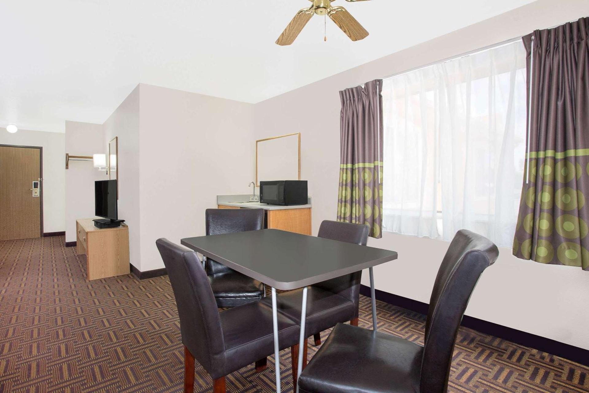 Super 8 by Wyndham Bloomfield photo 14