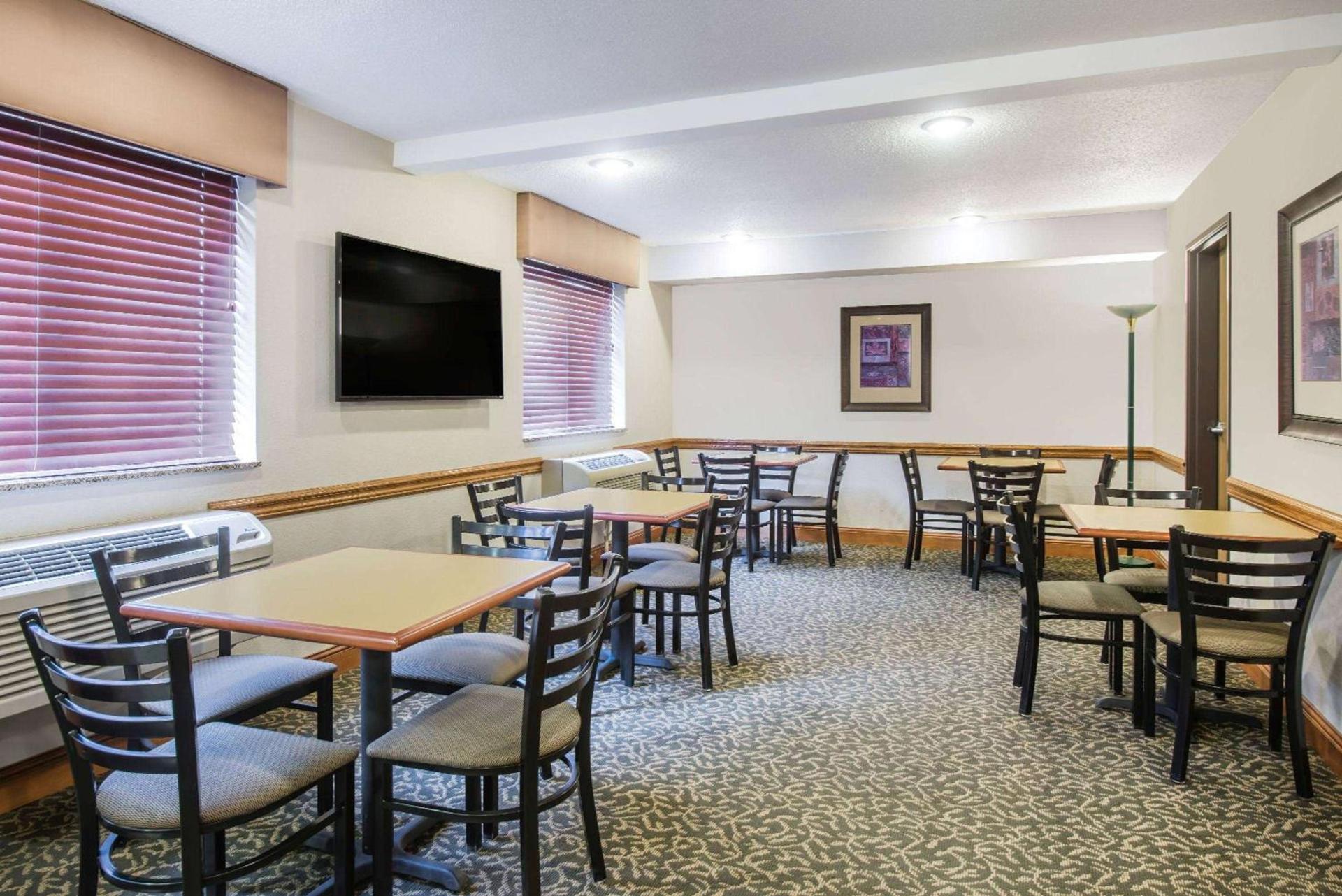 Super 8 by Wyndham Clearfield photo 14